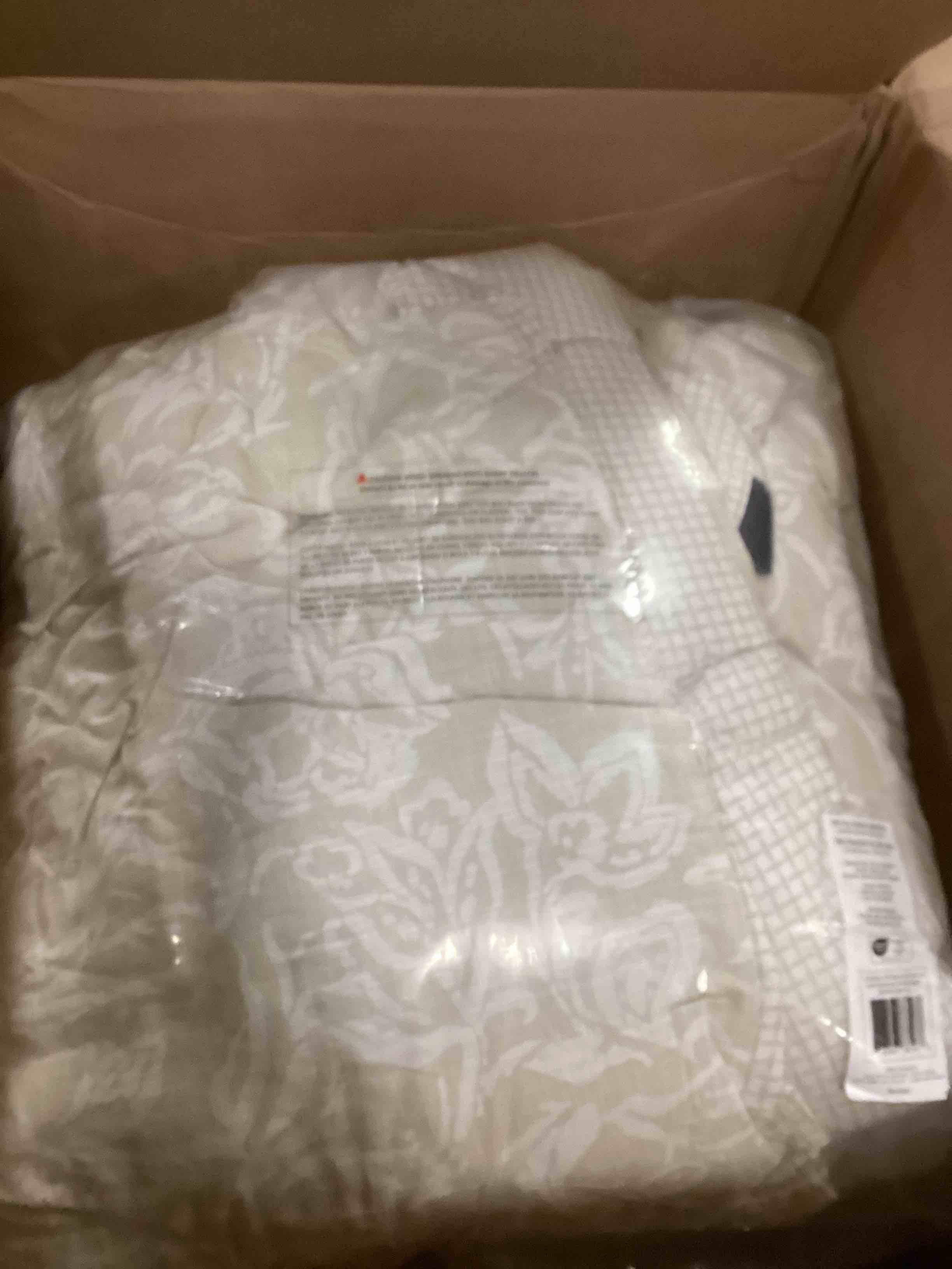 https://s3.amazonaws.com/lotting-images-prod/bidfta/PNK1446895_1736879501815.jpeg