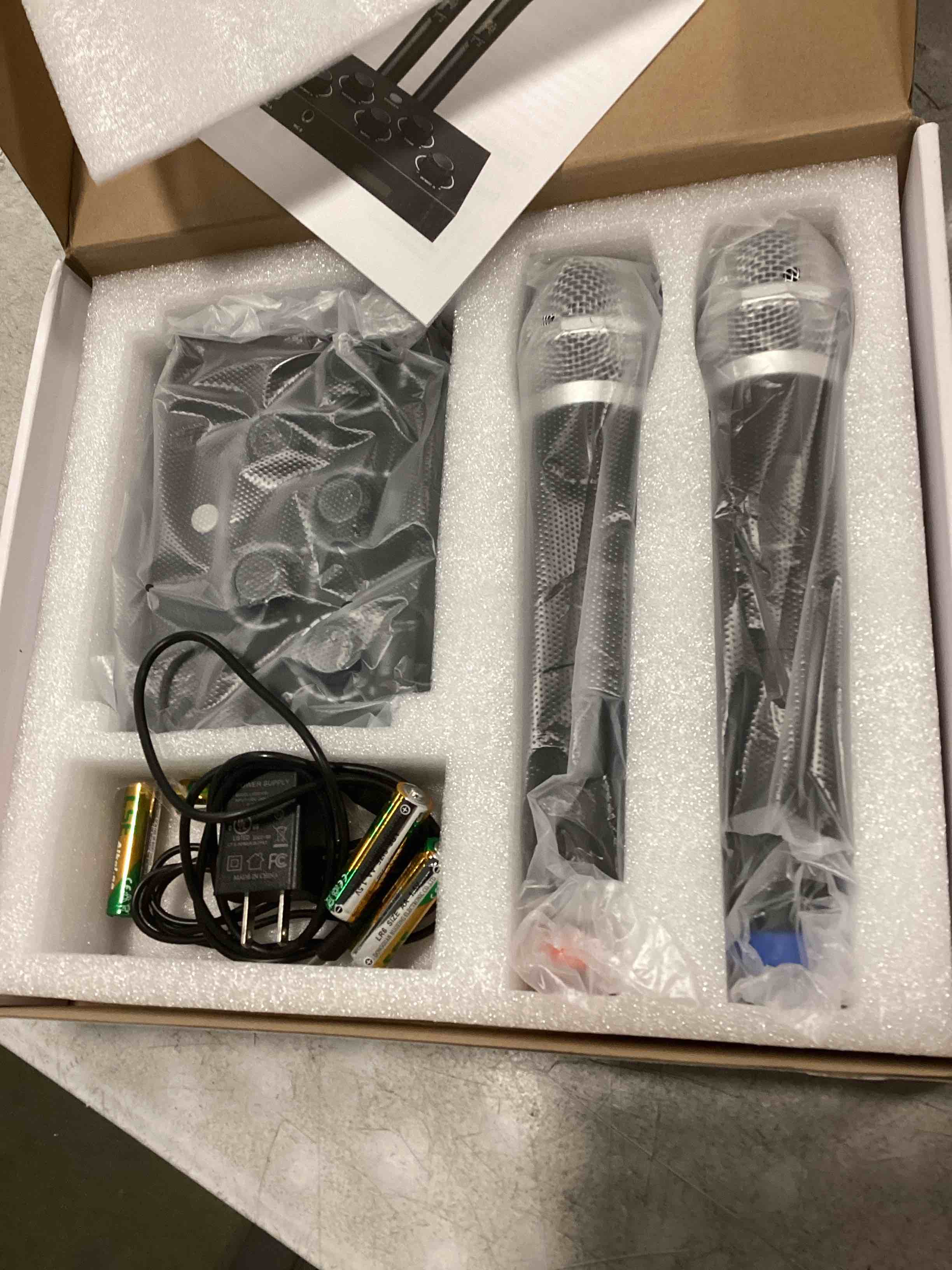 https://s3.amazonaws.com/lotting-images-prod/bidfta/PNK1472337_1732889335827.jpeg