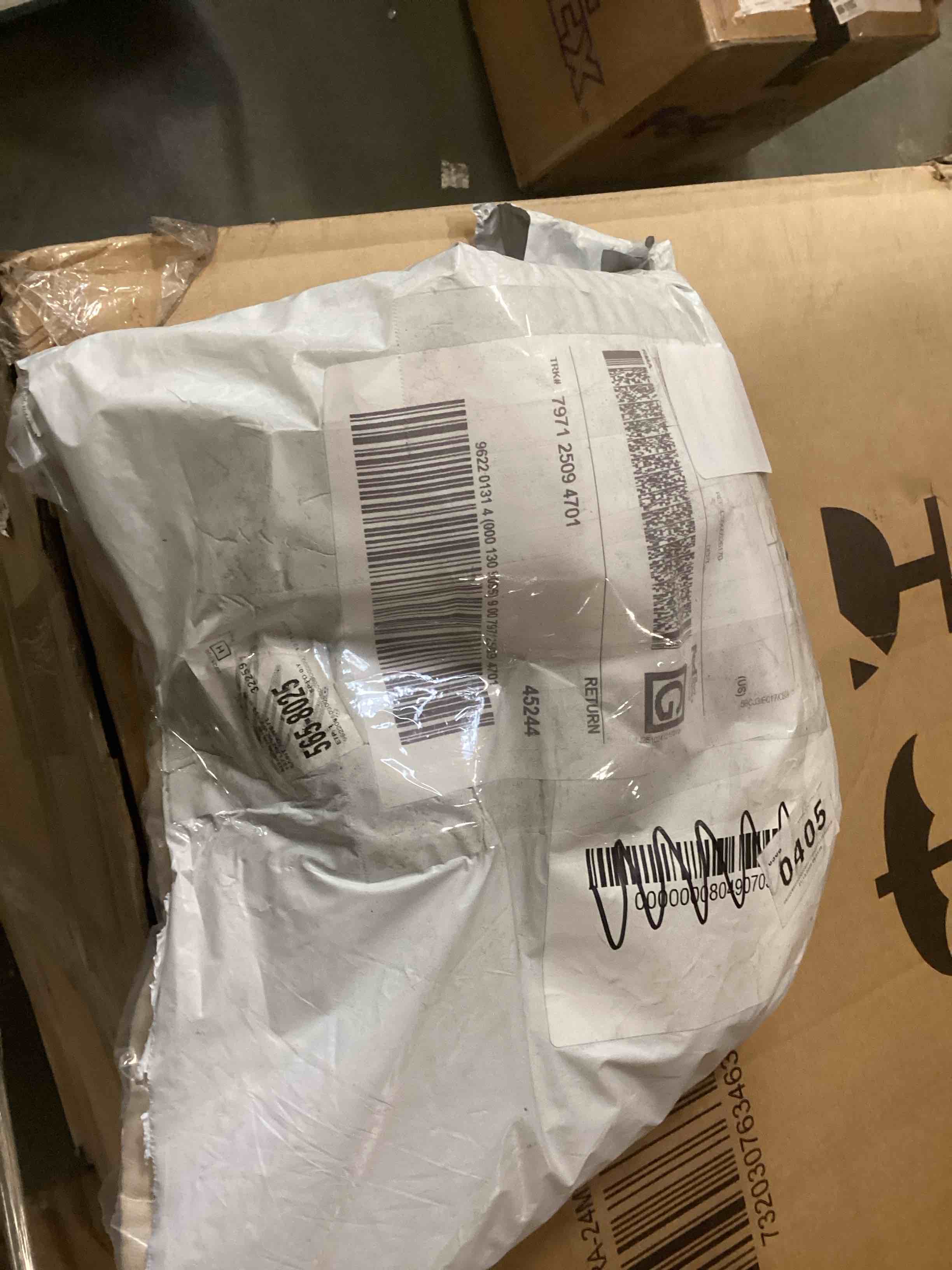 https://s3.amazonaws.com/lotting-images-prod/bidfta/PNK1476044_1737662985505.jpeg