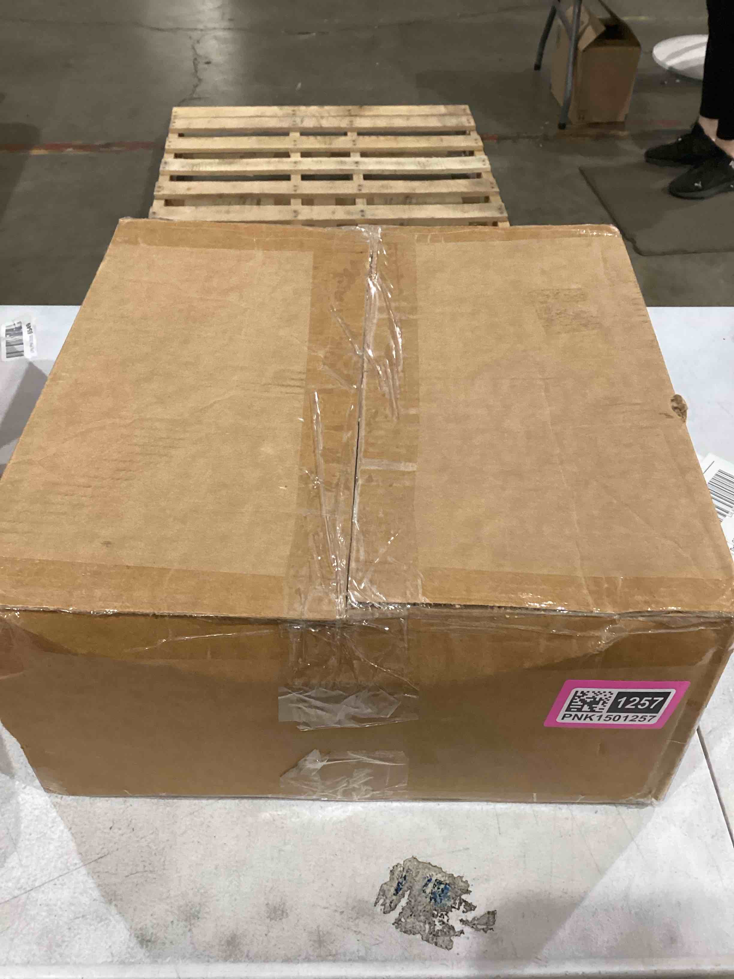 https://s3.amazonaws.com/lotting-images-prod/bidfta/PNK1501257_1757421496922.jpeg