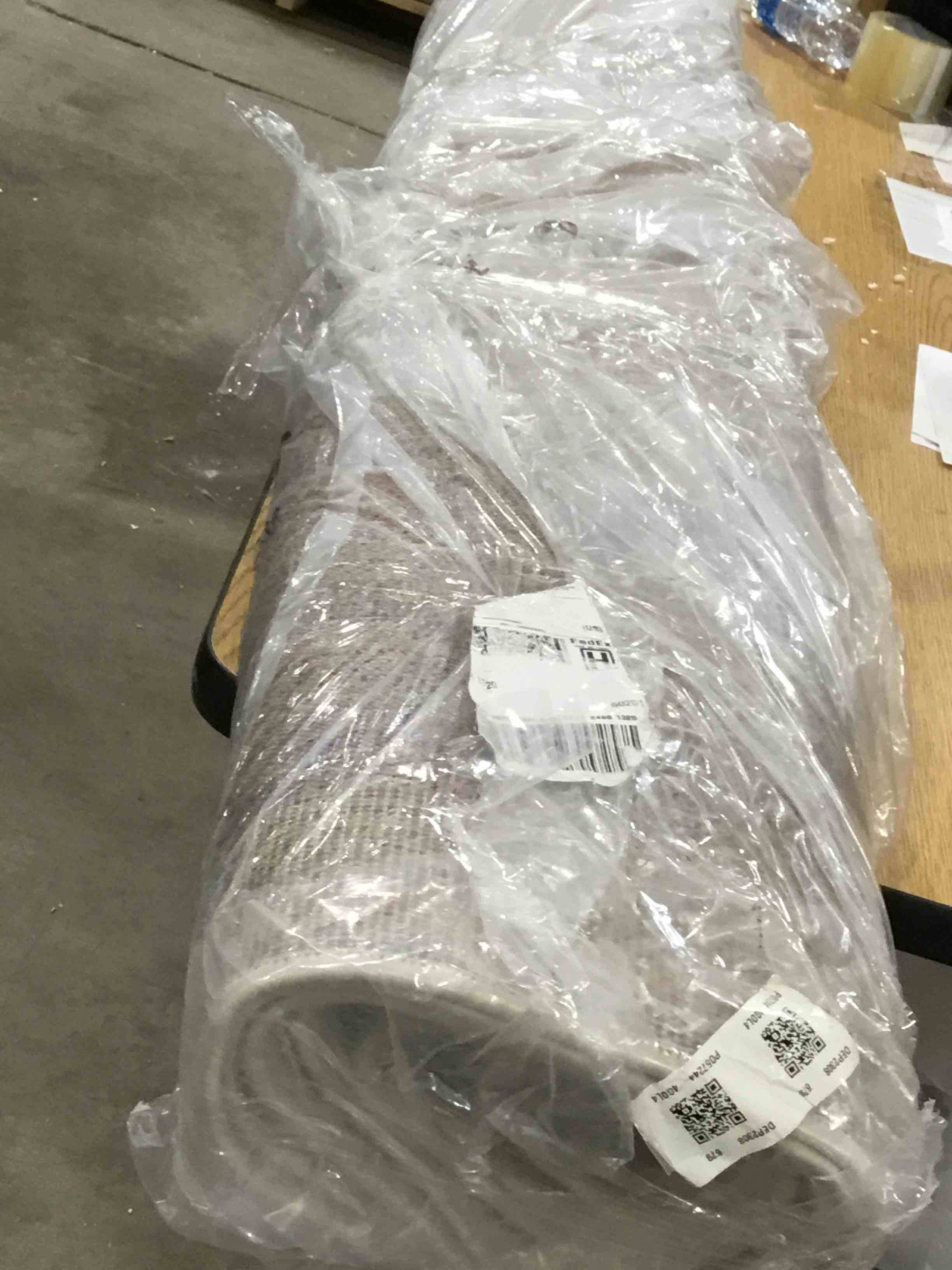 https://s3.amazonaws.com/lotting-images-prod/bidfta/PNK1506142_1738786501669.jpeg