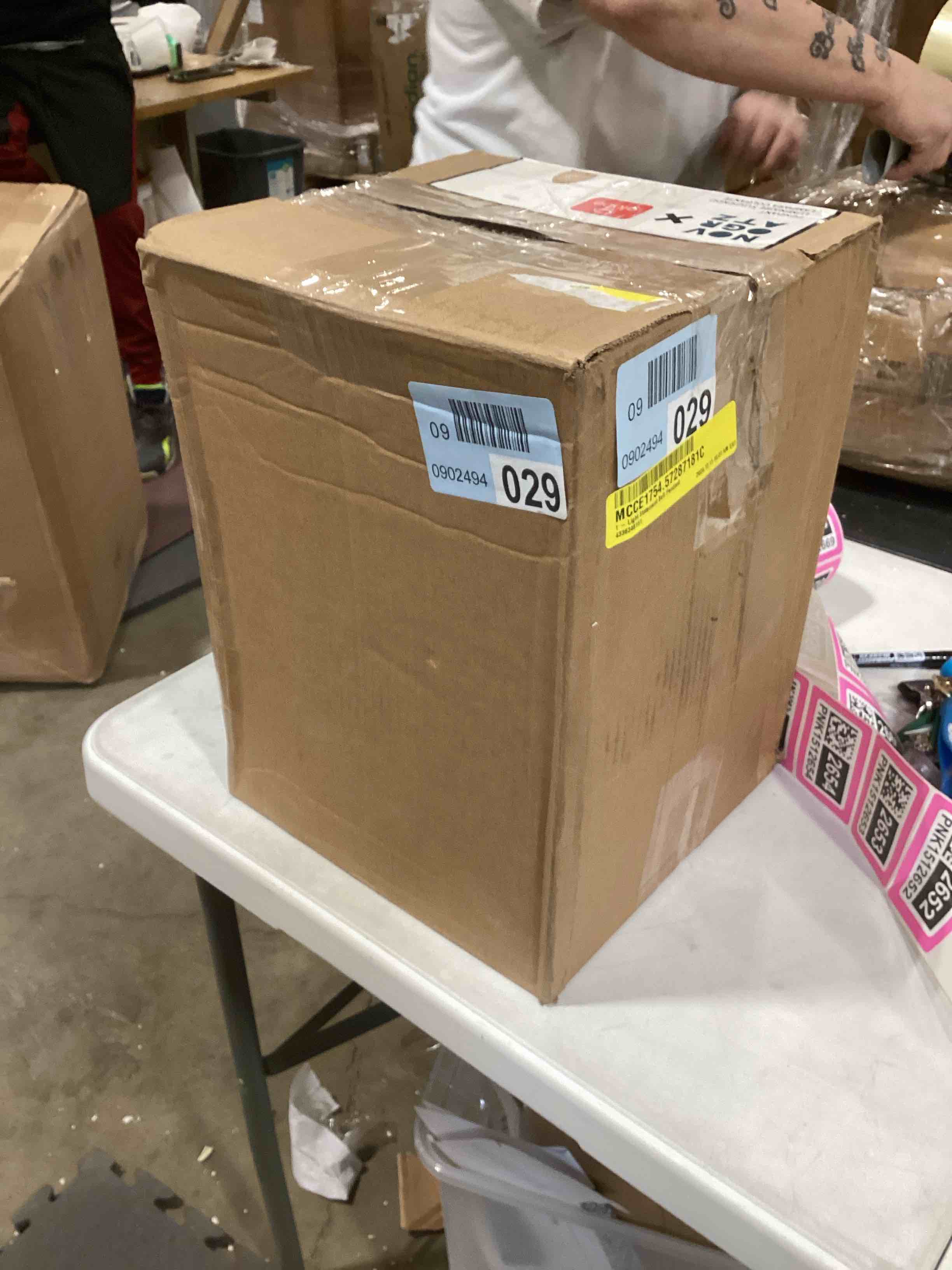 https://s3.amazonaws.com/lotting-images-prod/bidfta/PNK1512651_1738596063557.jpeg