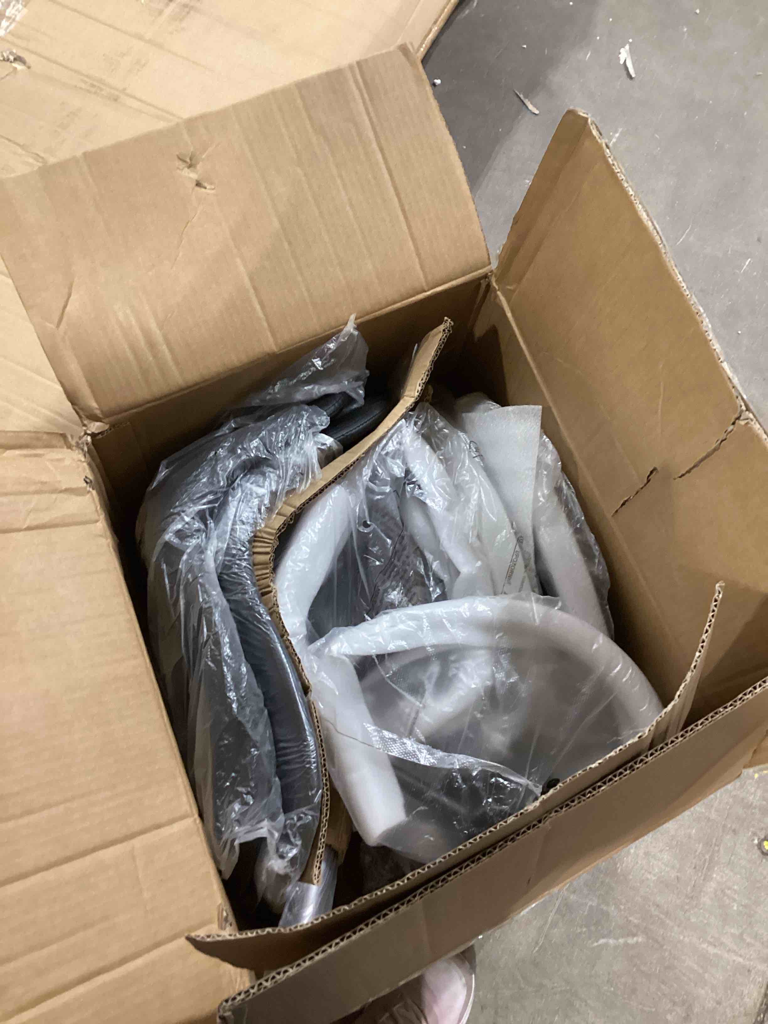 https://s3.amazonaws.com/lotting-images-prod/bidfta/PNK1515614_1737493360177.jpeg