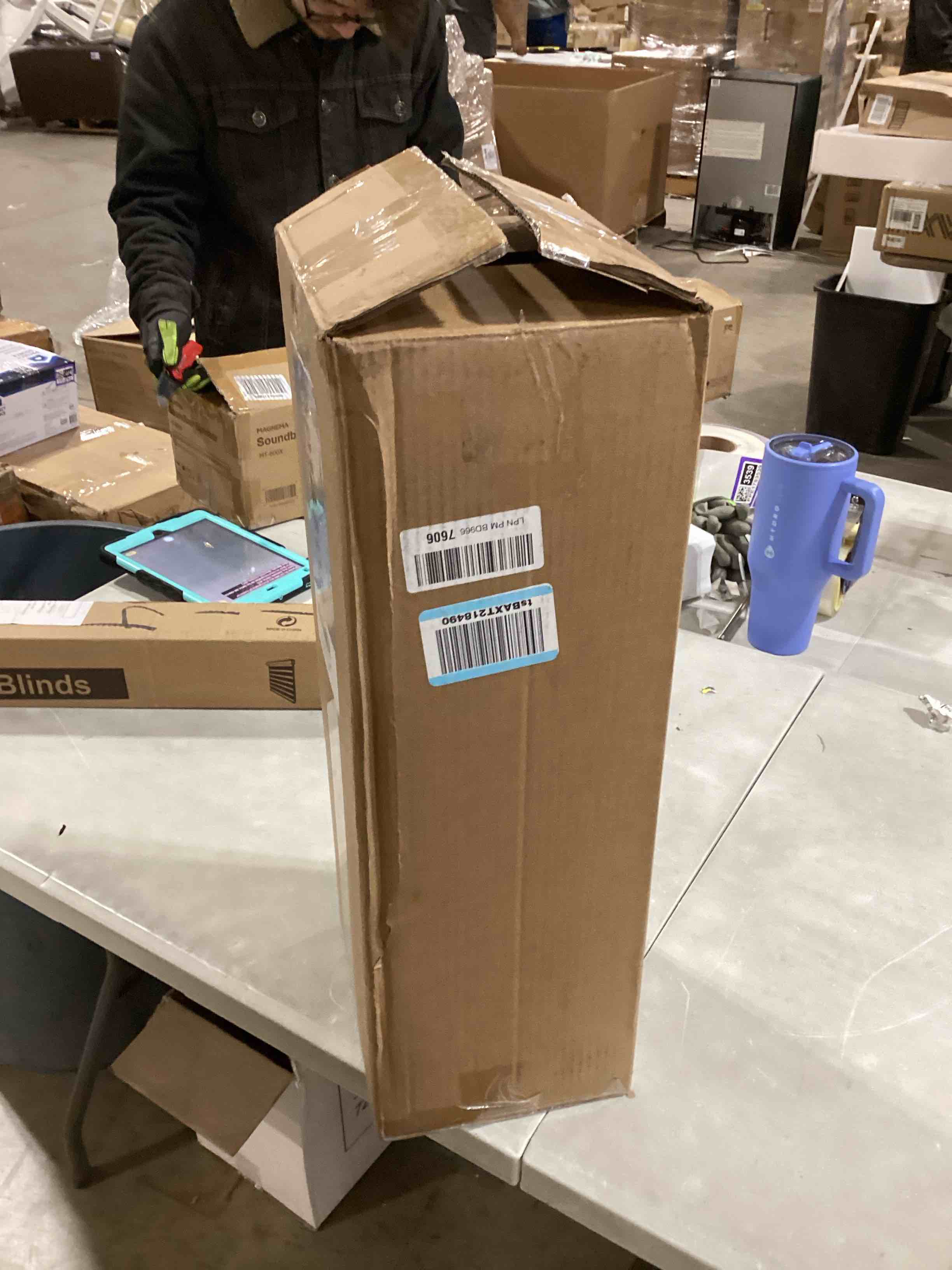 https://s3.amazonaws.com/lotting-images-prod/bidfta/PNK1520669_1736182073638.jpeg