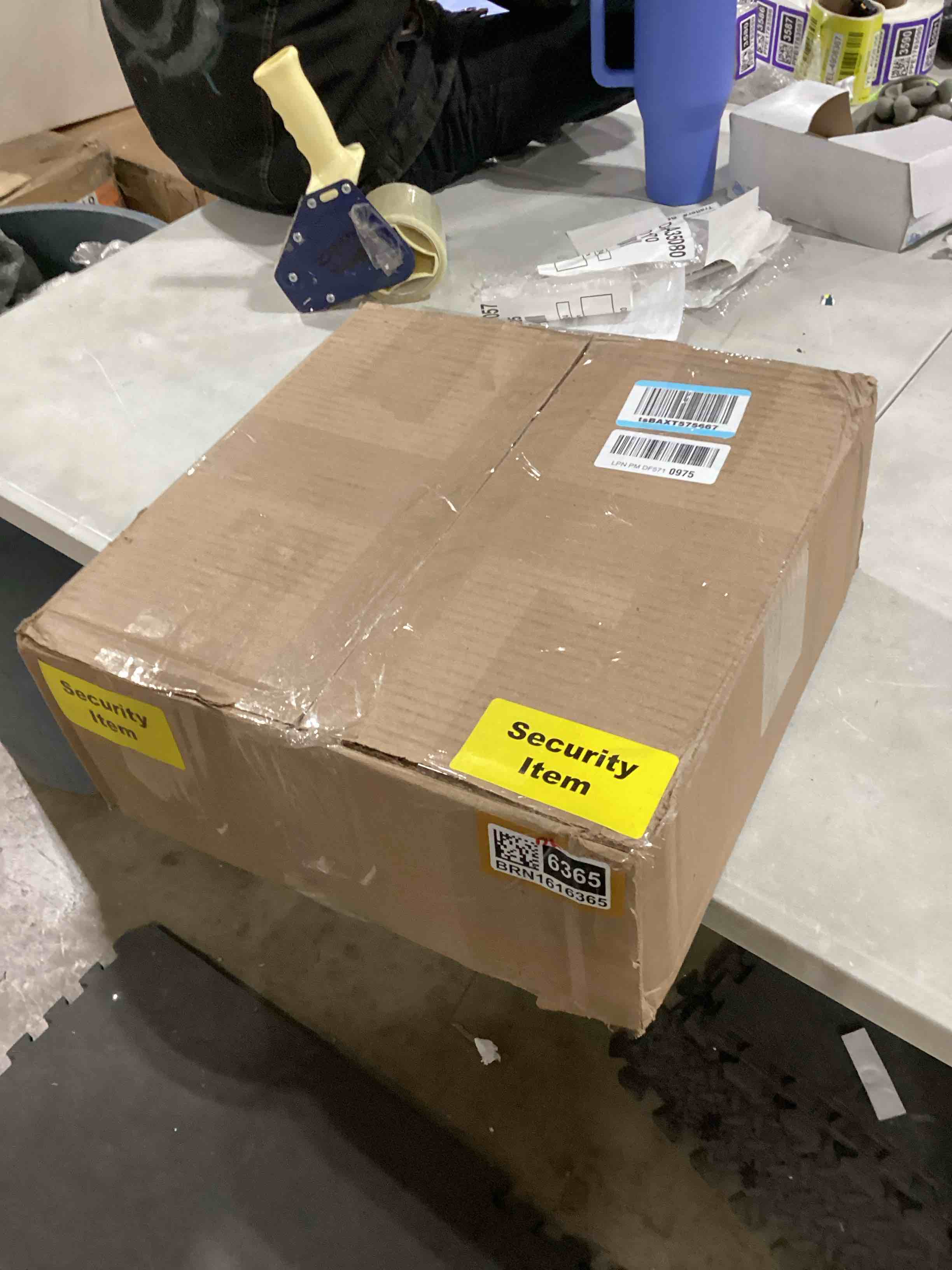 https://s3.amazonaws.com/lotting-images-prod/bidfta/PNK1520704_1736195112681.jpeg
