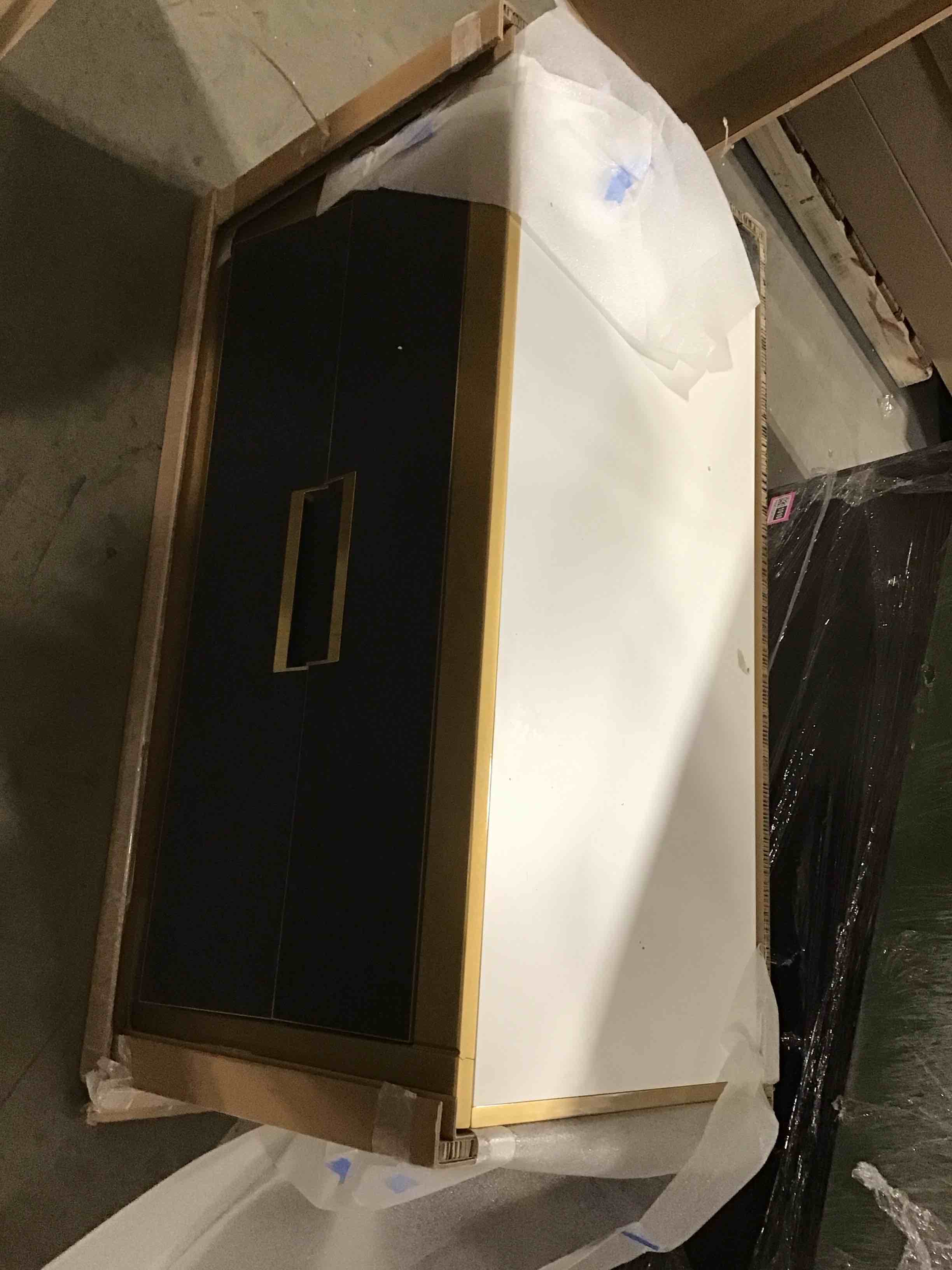 https://s3.amazonaws.com/lotting-images-prod/bidfta/PNK1521018_1736799868146.jpeg