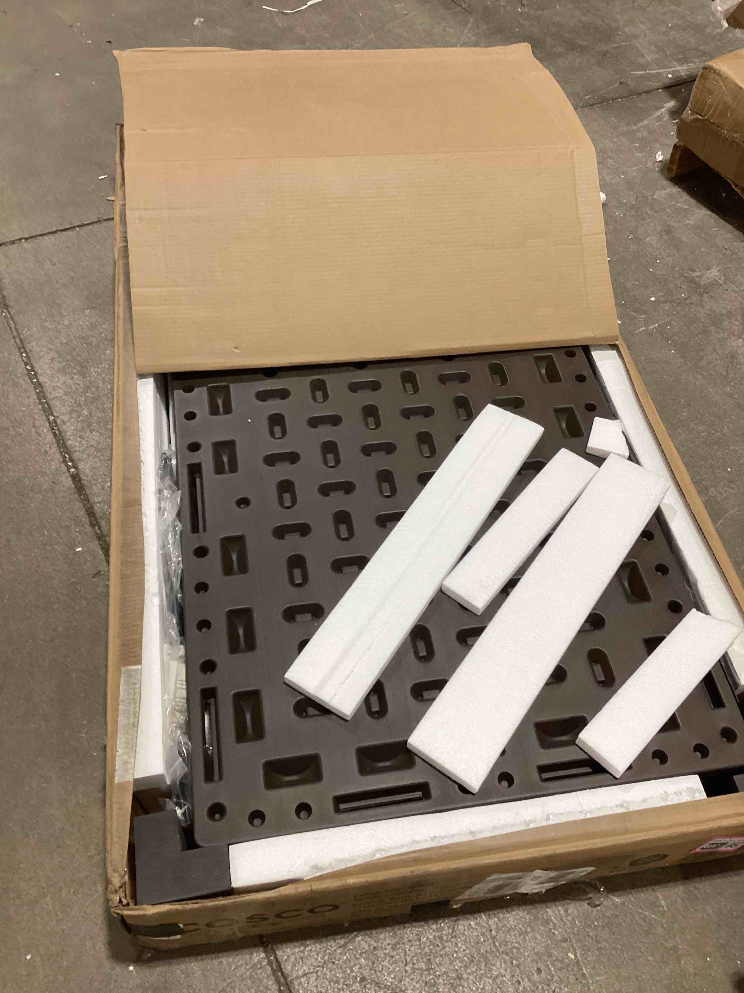 https://s3.amazonaws.com/lotting-images-prod/bidfta/PNK1521369_1738352912895.jpeg
