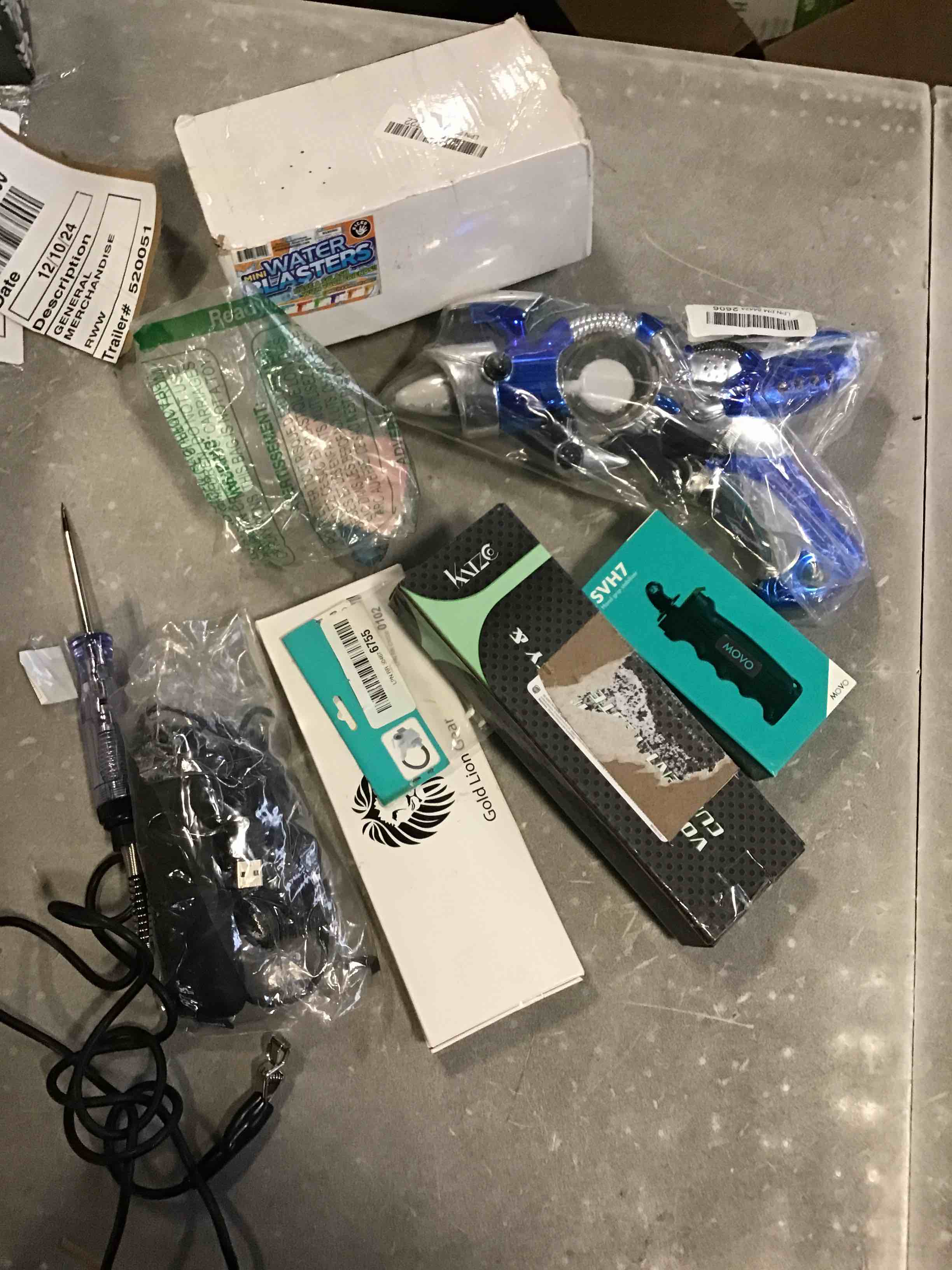 Assorted lot of various thing(water guns,gun,diamond cleaner etc..