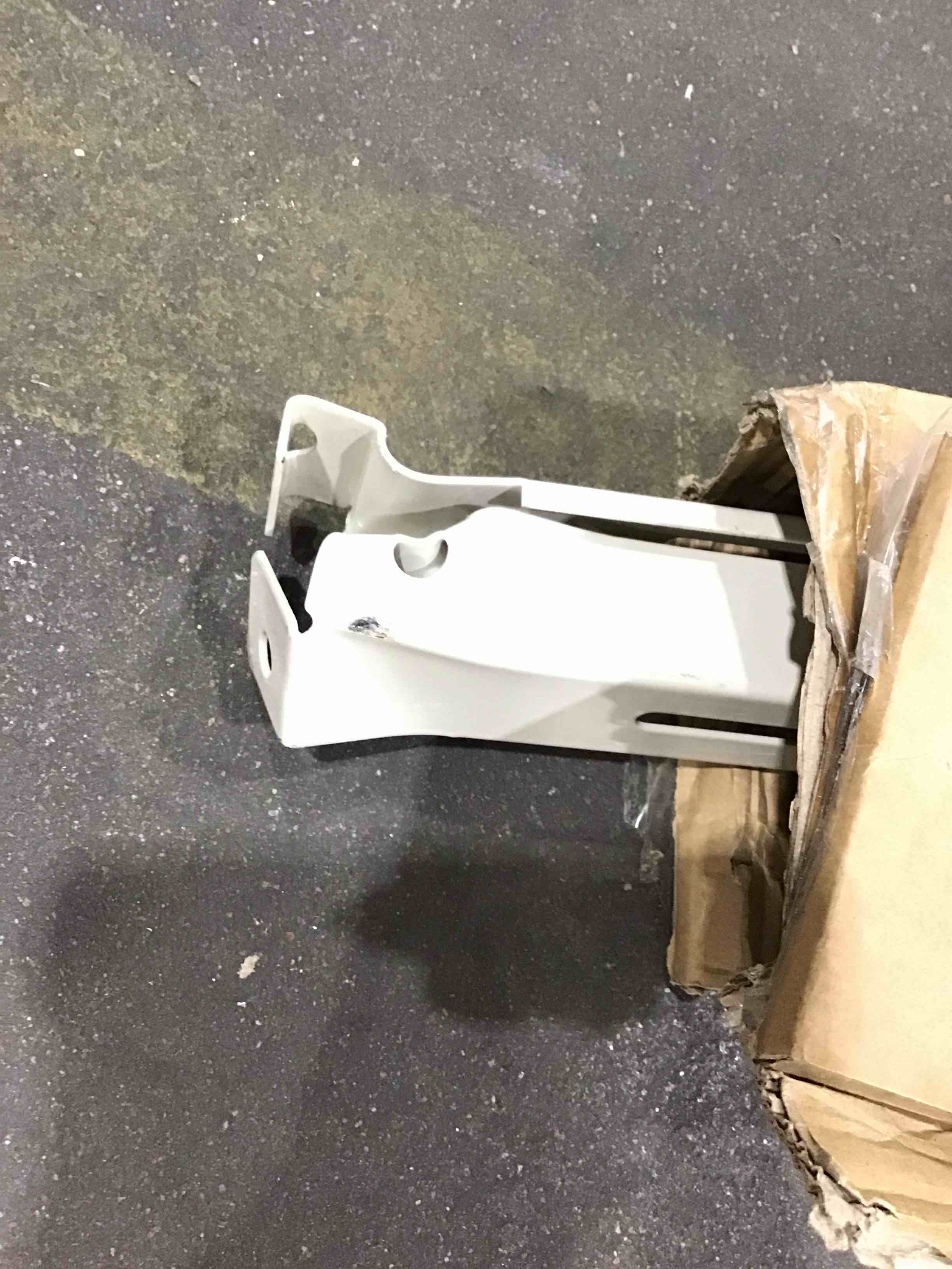 https://s3.amazonaws.com/lotting-images-prod/bidfta/PNK1587560_1751994741289.jpeg