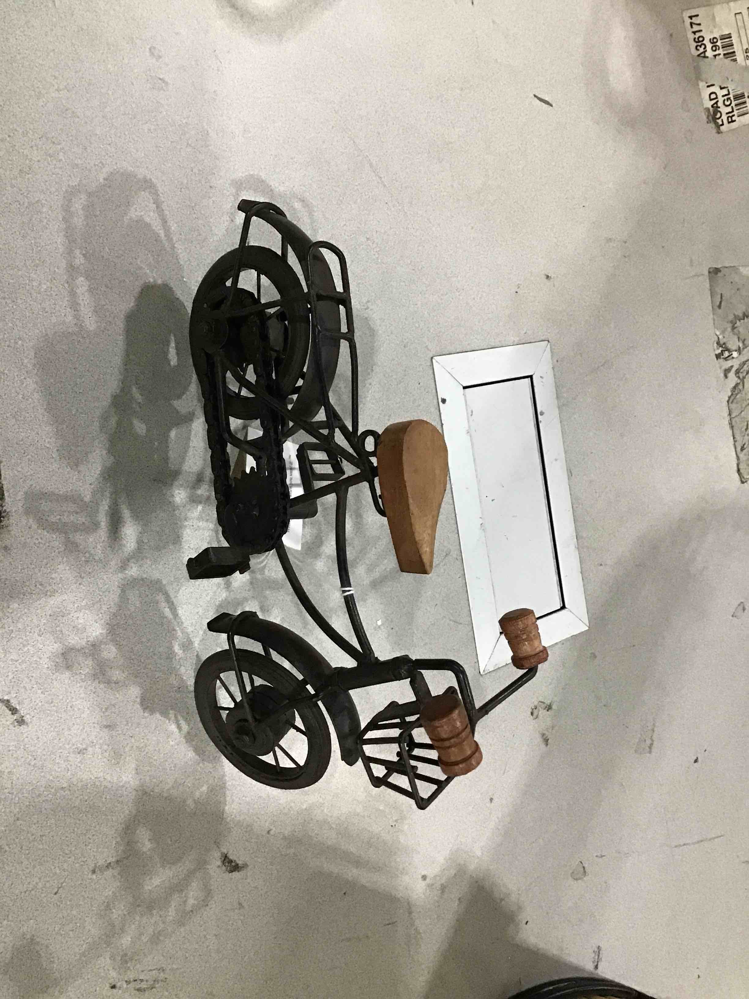 https://s3.amazonaws.com/lotting-images-prod/bidfta/PNK1596177_1751296340216.jpeg