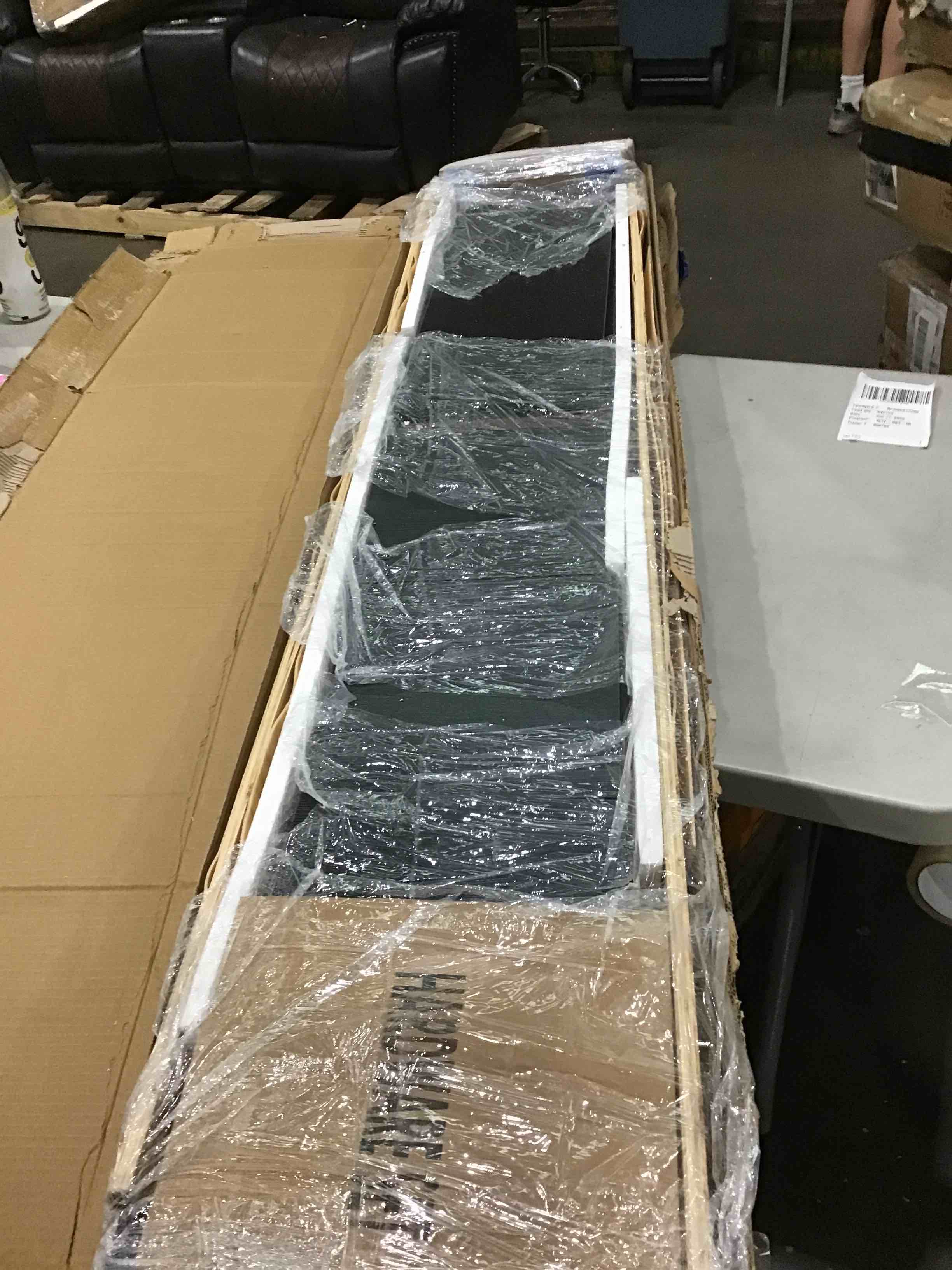 https://s3.amazonaws.com/lotting-images-prod/bidfta/PNK1597295_1750857751456.jpeg