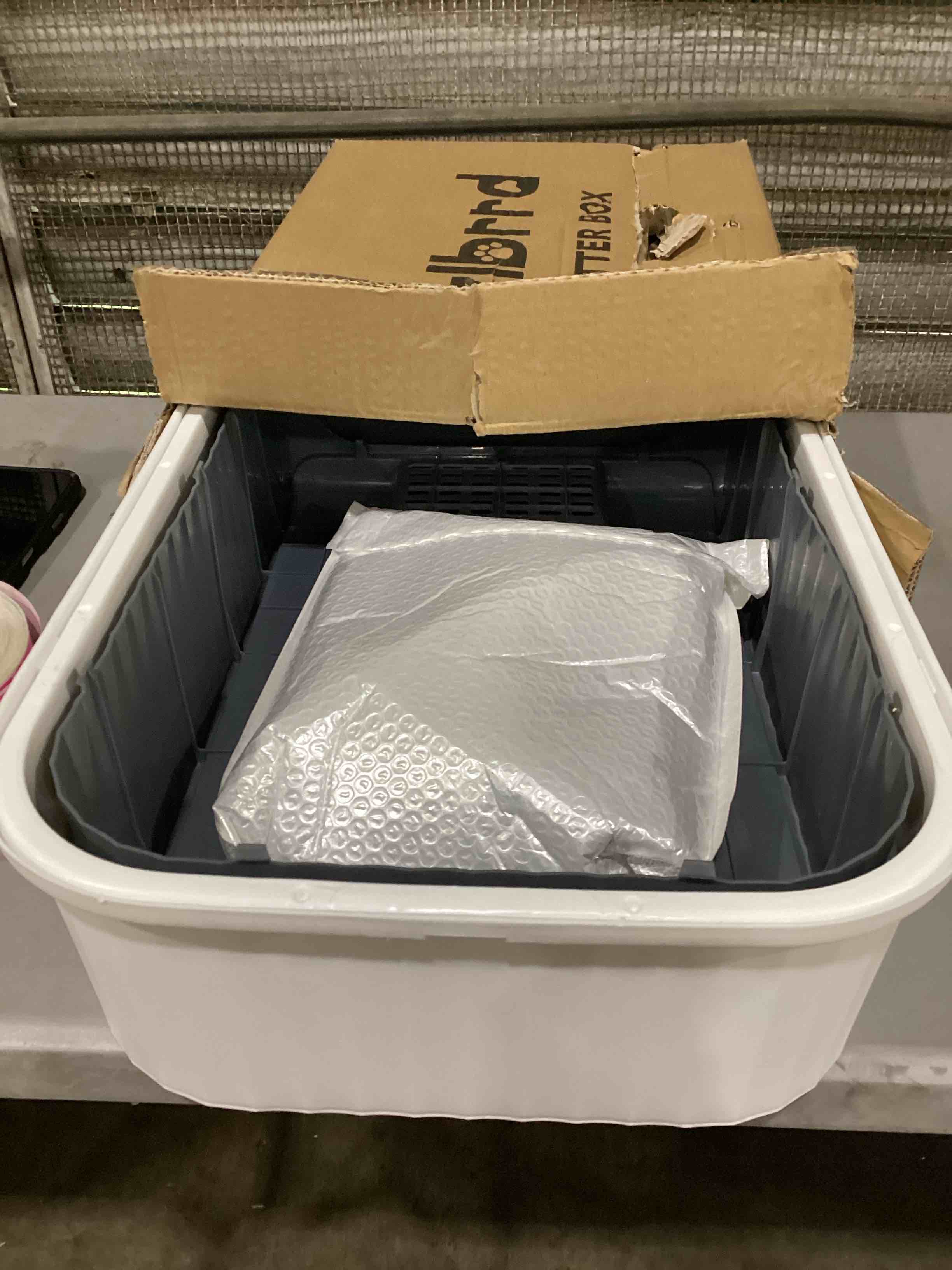 https://s3.amazonaws.com/lotting-images-prod/bidfta/PNK1601535_1746104525515.jpeg