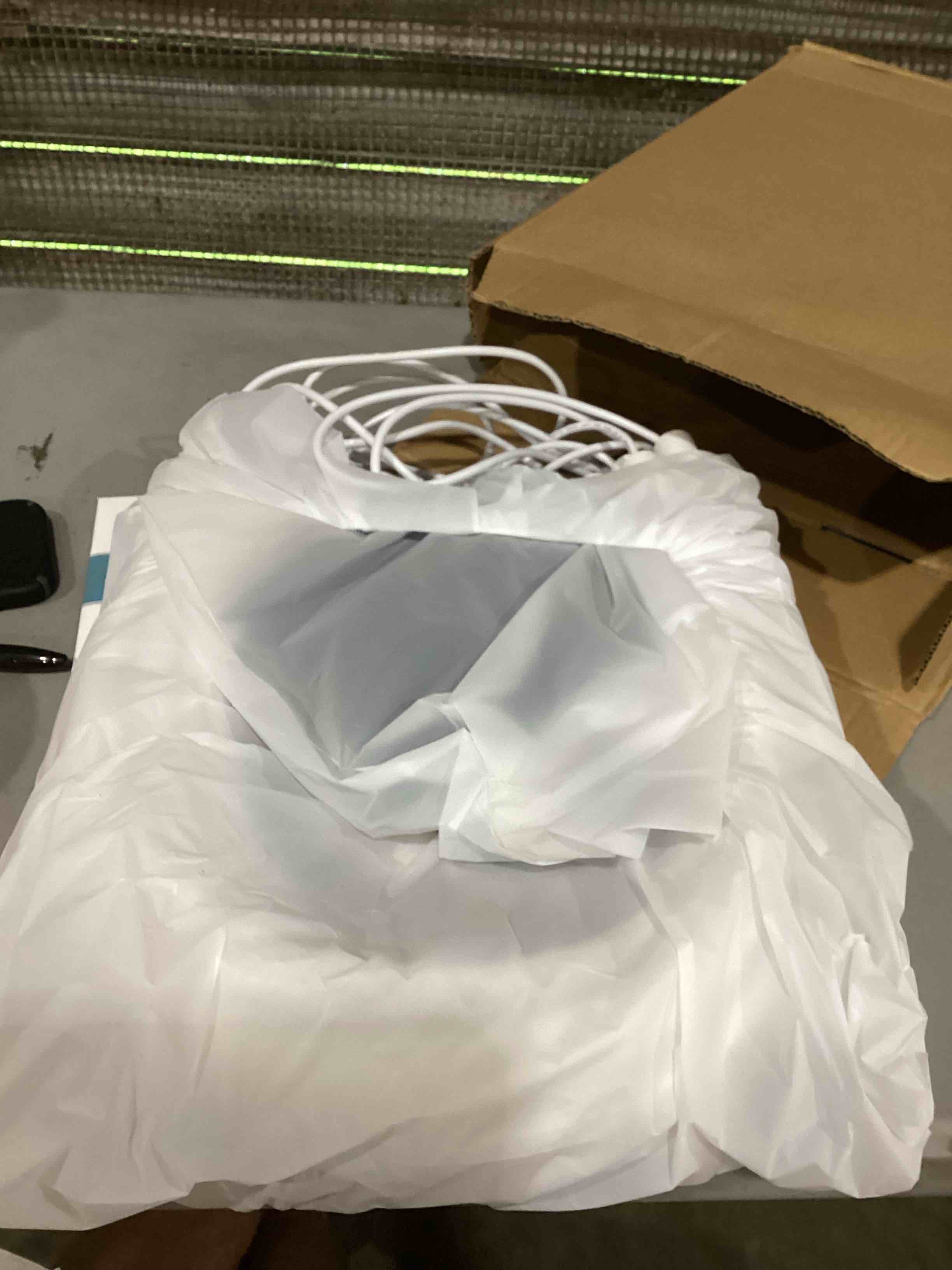 https://s3.amazonaws.com/lotting-images-prod/bidfta/PNK1601539_1746105570808.jpeg