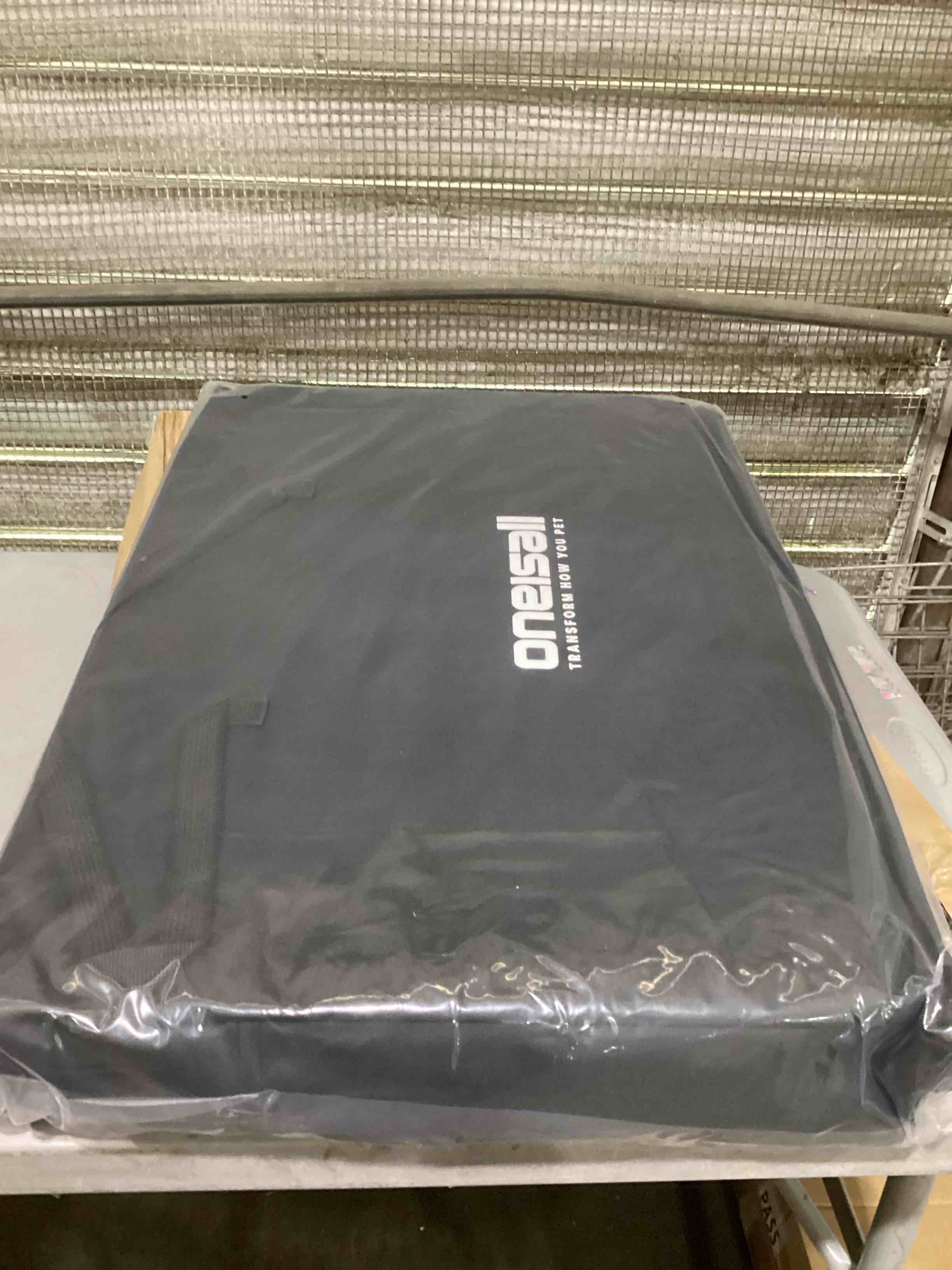 https://s3.amazonaws.com/lotting-images-prod/bidfta/PNK1601952_1746713566495.jpeg
