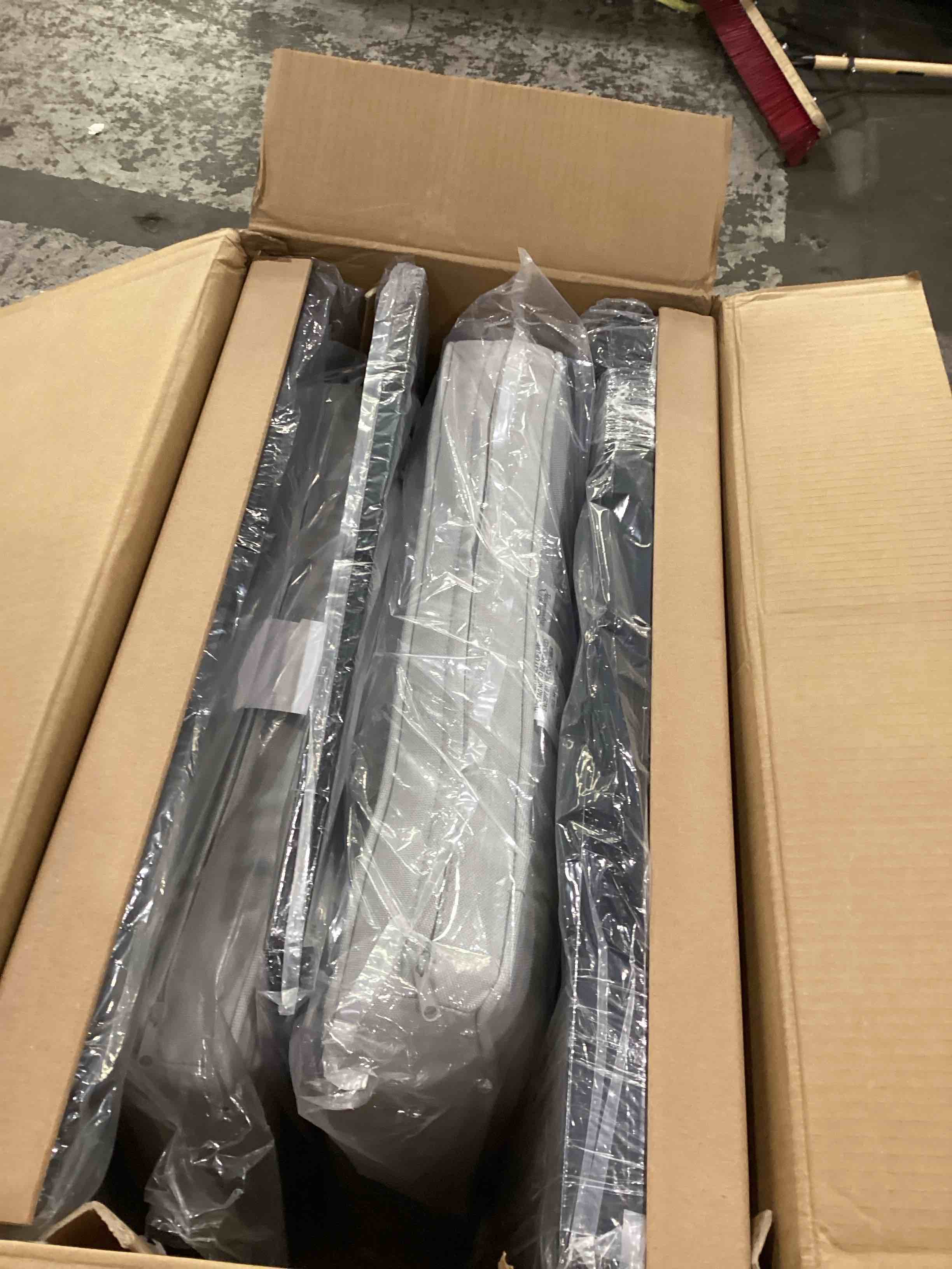 https://s3.amazonaws.com/lotting-images-prod/bidfta/PNK1633092_1752507215181.jpeg