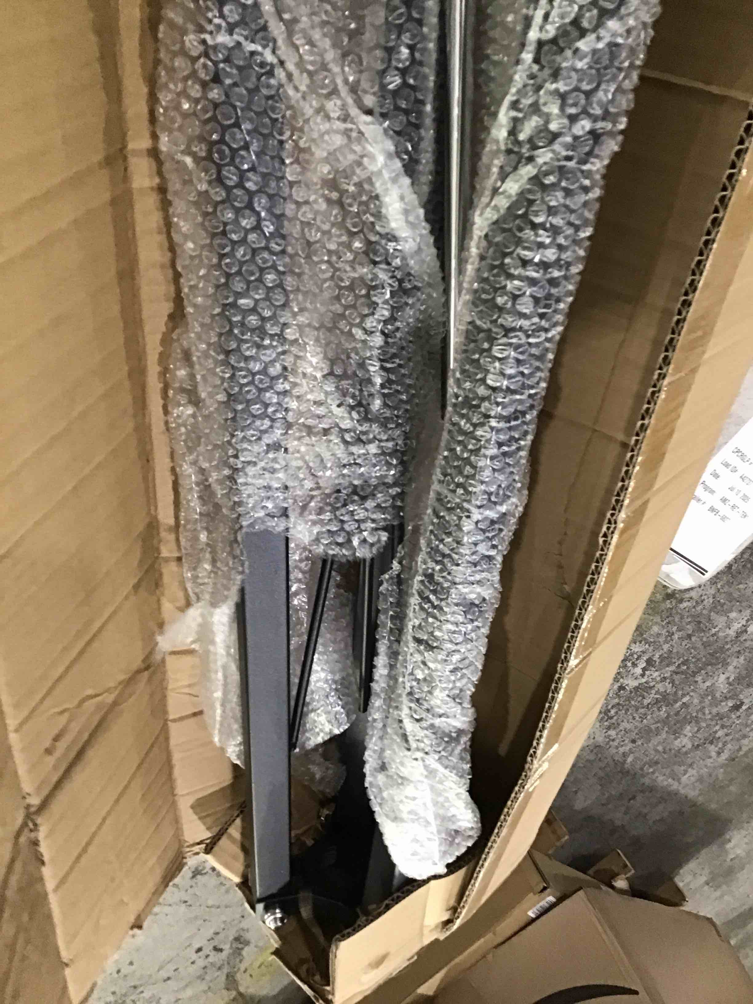 https://s3.amazonaws.com/lotting-images-prod/bidfta/PNK1633373_1752860153031.jpeg