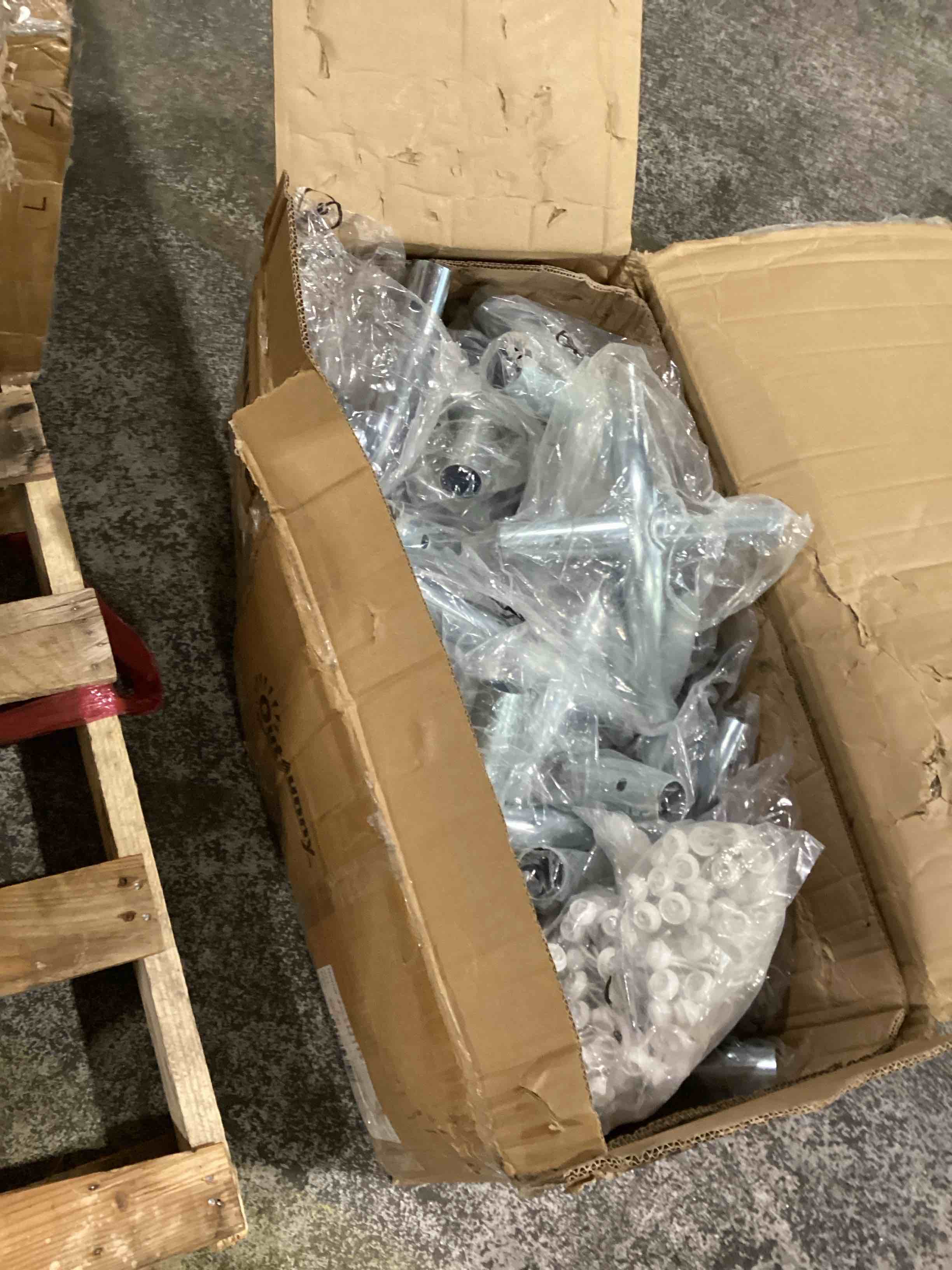 https://s3.amazonaws.com/lotting-images-prod/bidfta/PNK1633399_1753101721209.jpeg