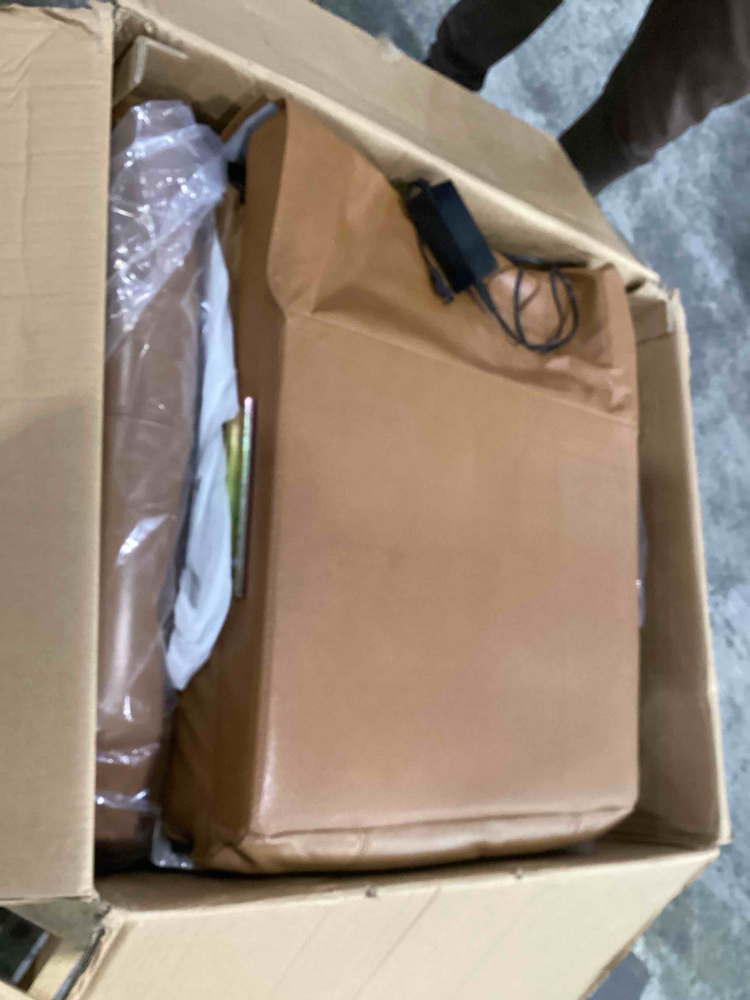 https://s3.amazonaws.com/lotting-images-prod/bidfta/PNK1635110_1755528857967.jpeg