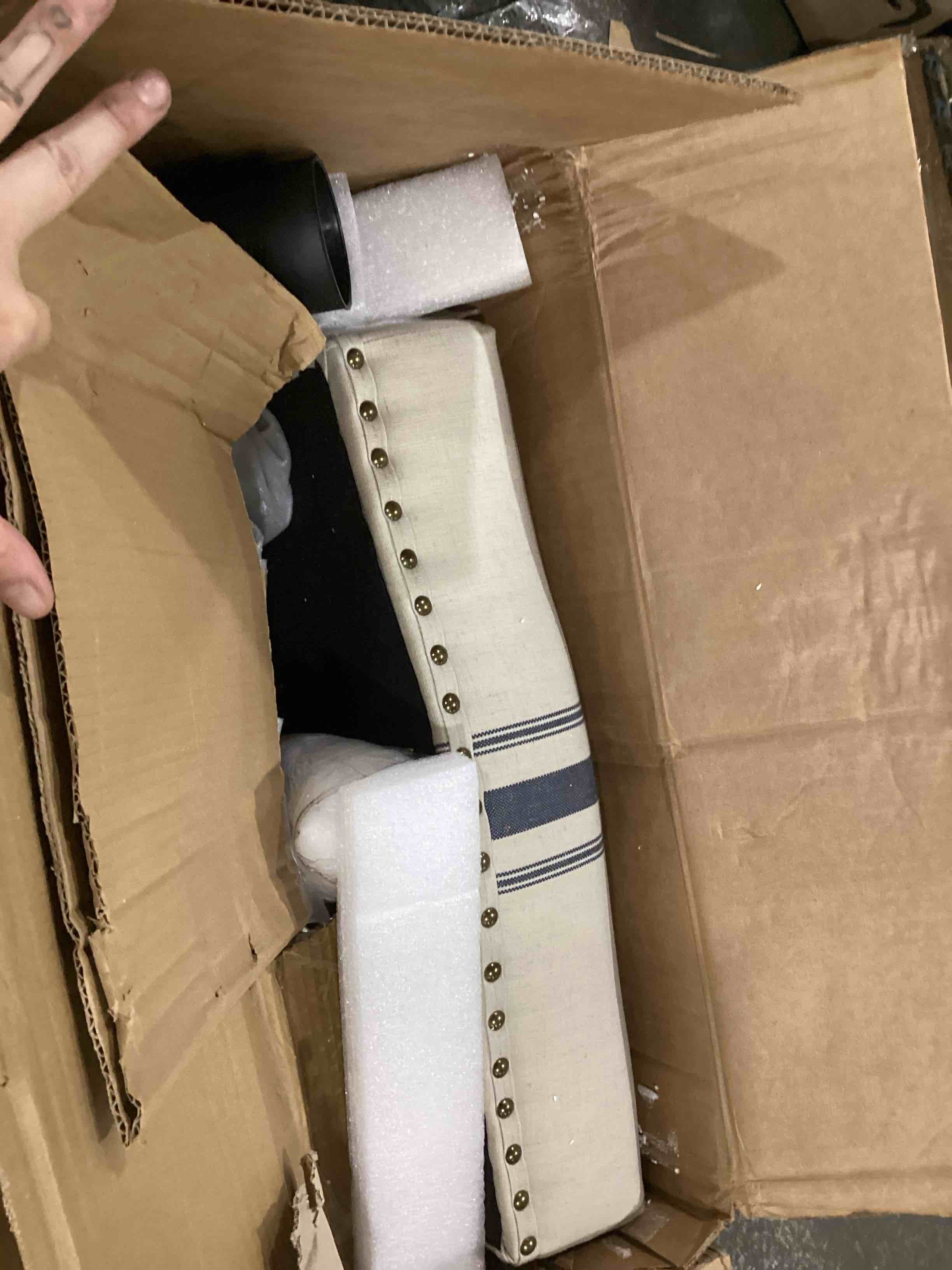 https://s3.amazonaws.com/lotting-images-prod/bidfta/PNK1635124_1755537720769.jpeg