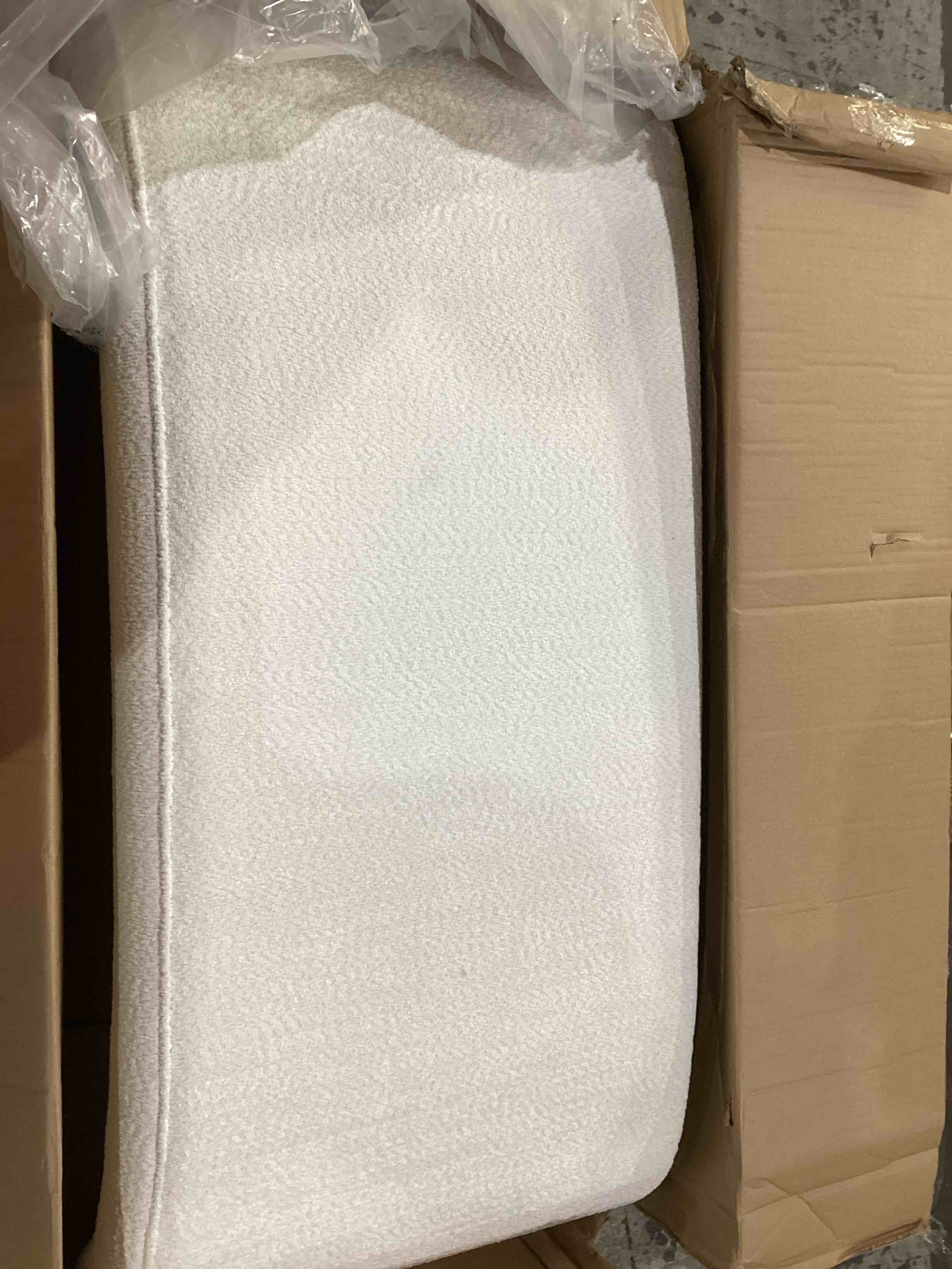 https://s3.amazonaws.com/lotting-images-prod/bidfta/PNK1636111_1756220446799.jpeg