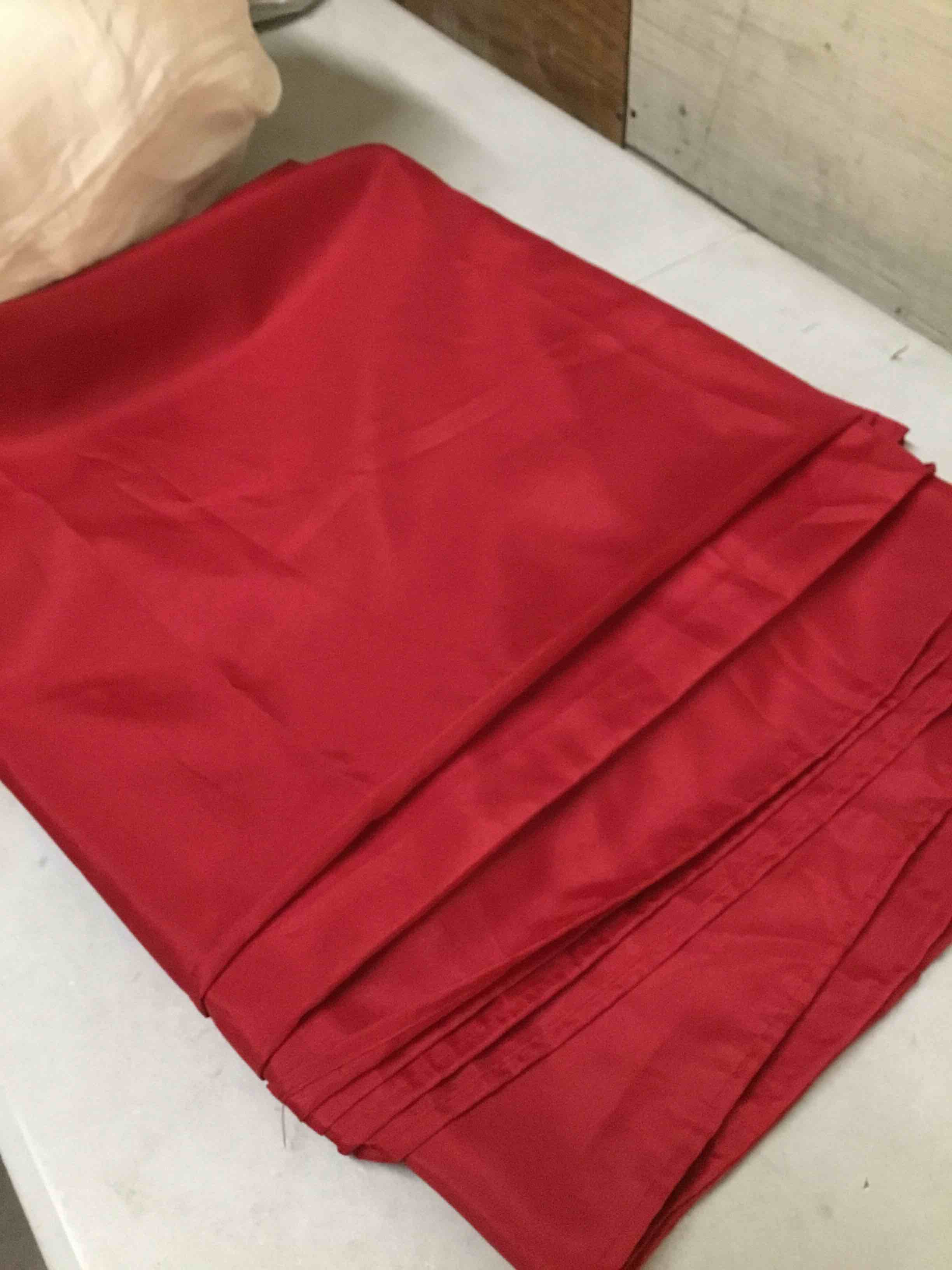 Condition photo showing Good Condition for 6 pack rectangle tablecloth