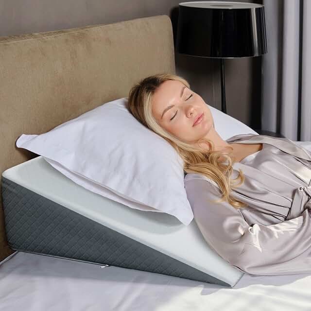 Kölbs Bed Wedge Pillow for Sleep Apnea, Sleeping Comfort, Relaxing, Acid Reflux, Heartburn and Back Pain Relief. Cushion for Sitting Up in Bed. Memory Foam Top, Chic Jacquard Washable Cover.