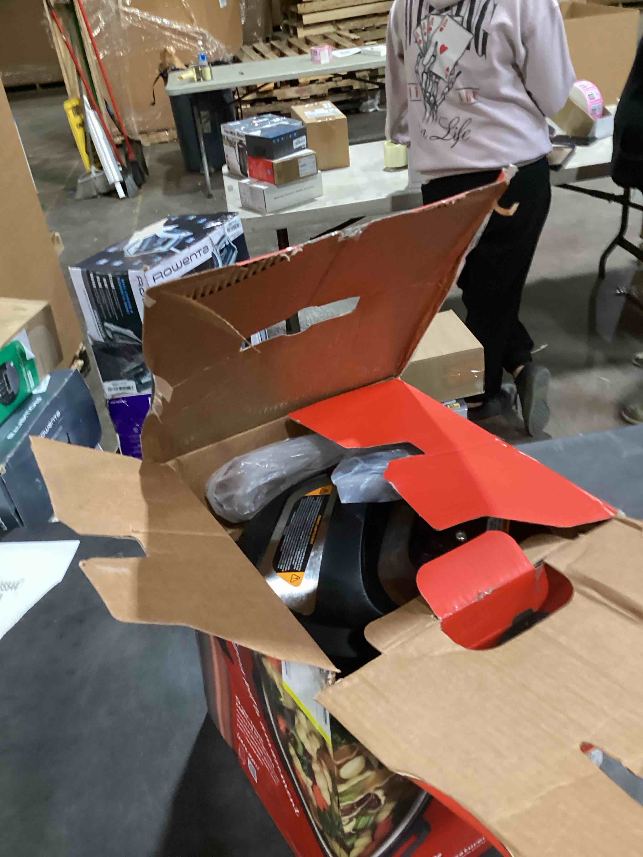 https://s3.amazonaws.com/lotting-images-prod/bidfta/PNK1796100_1740773613230.jpeg