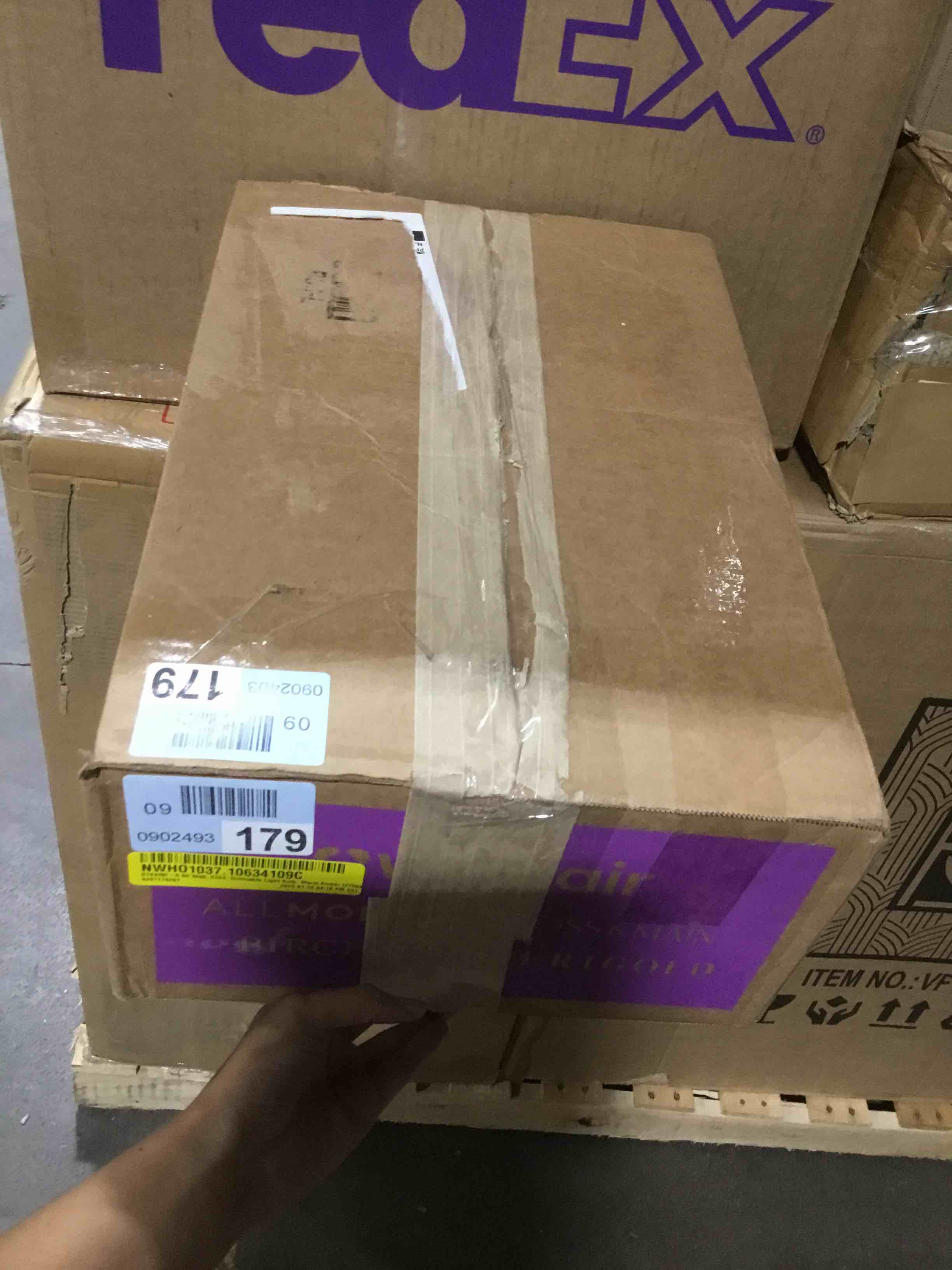 https://s3.amazonaws.com/lotting-images-prod/bidfta/PNK1796132_1740841971303.jpeg