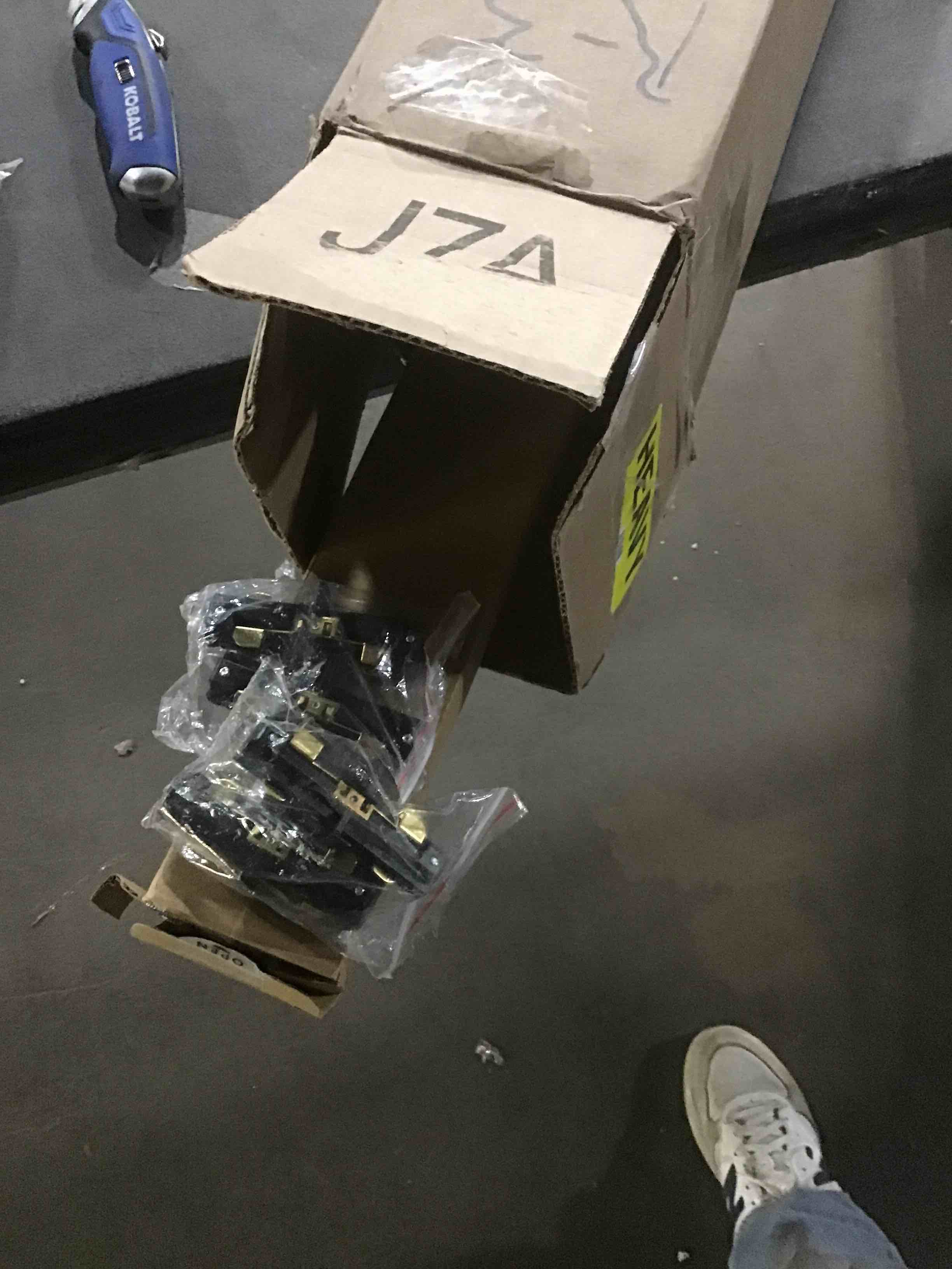 https://s3.amazonaws.com/lotting-images-prod/bidfta/PNK1801457_1739549470079.jpeg