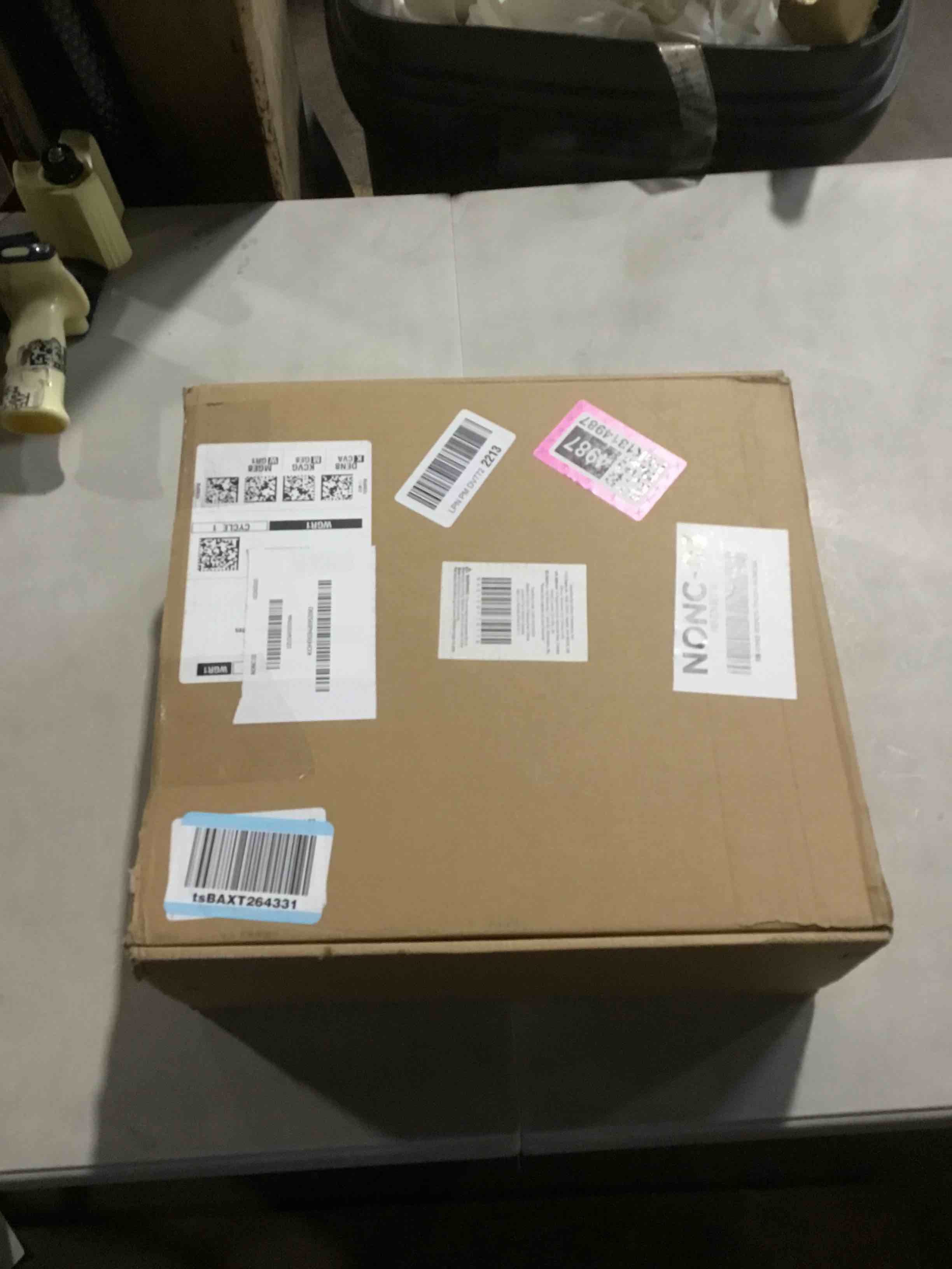 https://s3.amazonaws.com/lotting-images-prod/bidfta/PNK1814987_1743006039576.jpeg