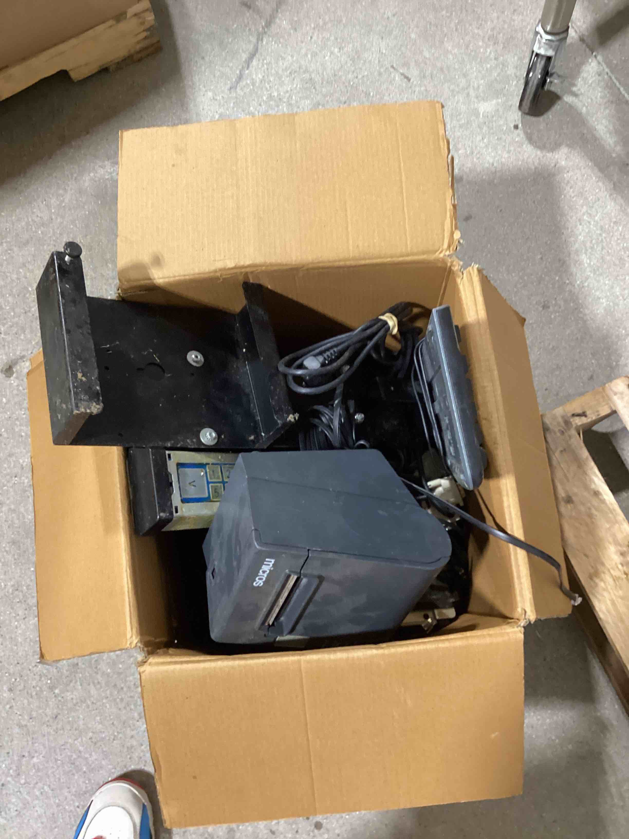 https://s3.amazonaws.com/lotting-images-prod/bidfta/PNK1830508_1750773480414.jpeg