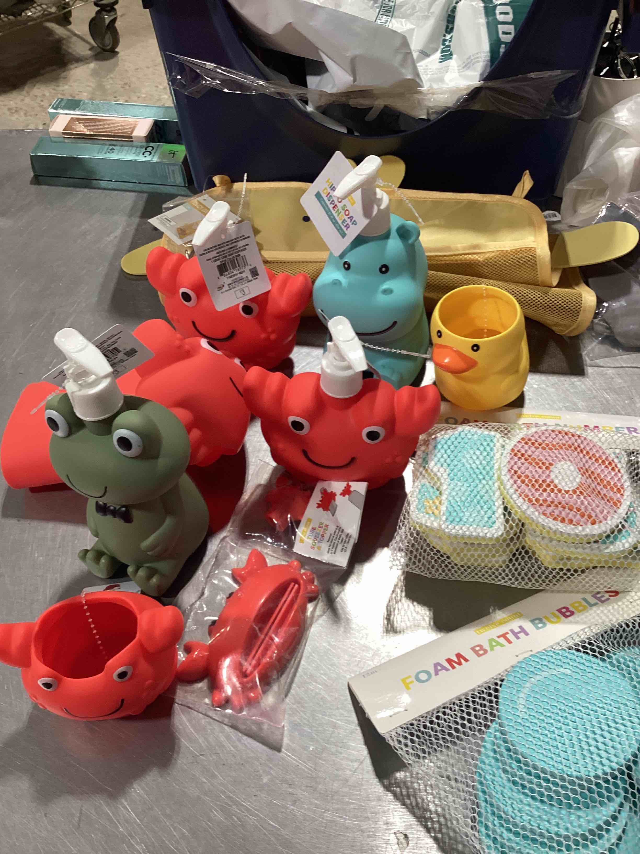 Assorted kids bath items 
