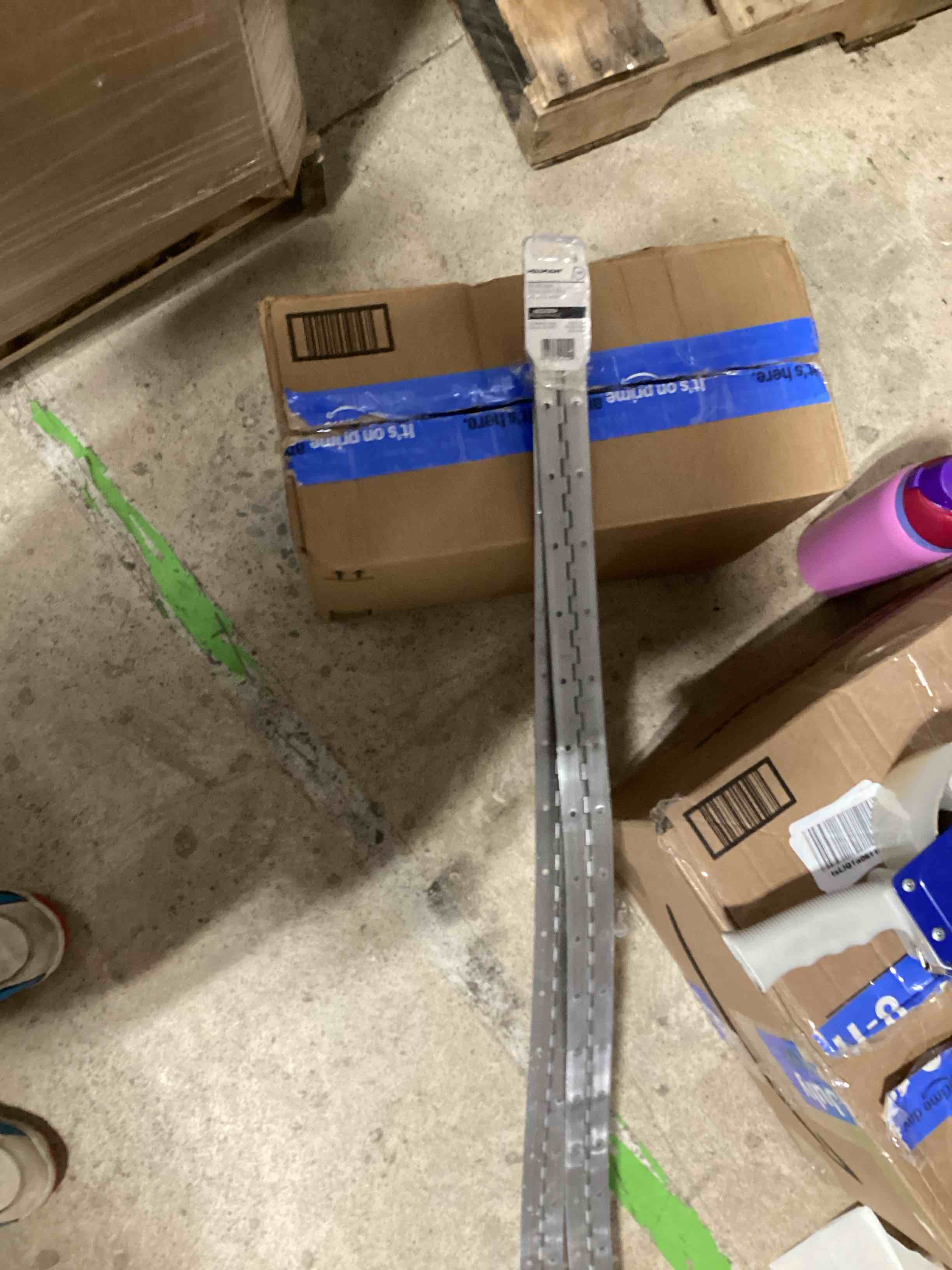 https://s3.amazonaws.com/lotting-images-prod/bidfta/PNK1832593_1753214368913.jpeg