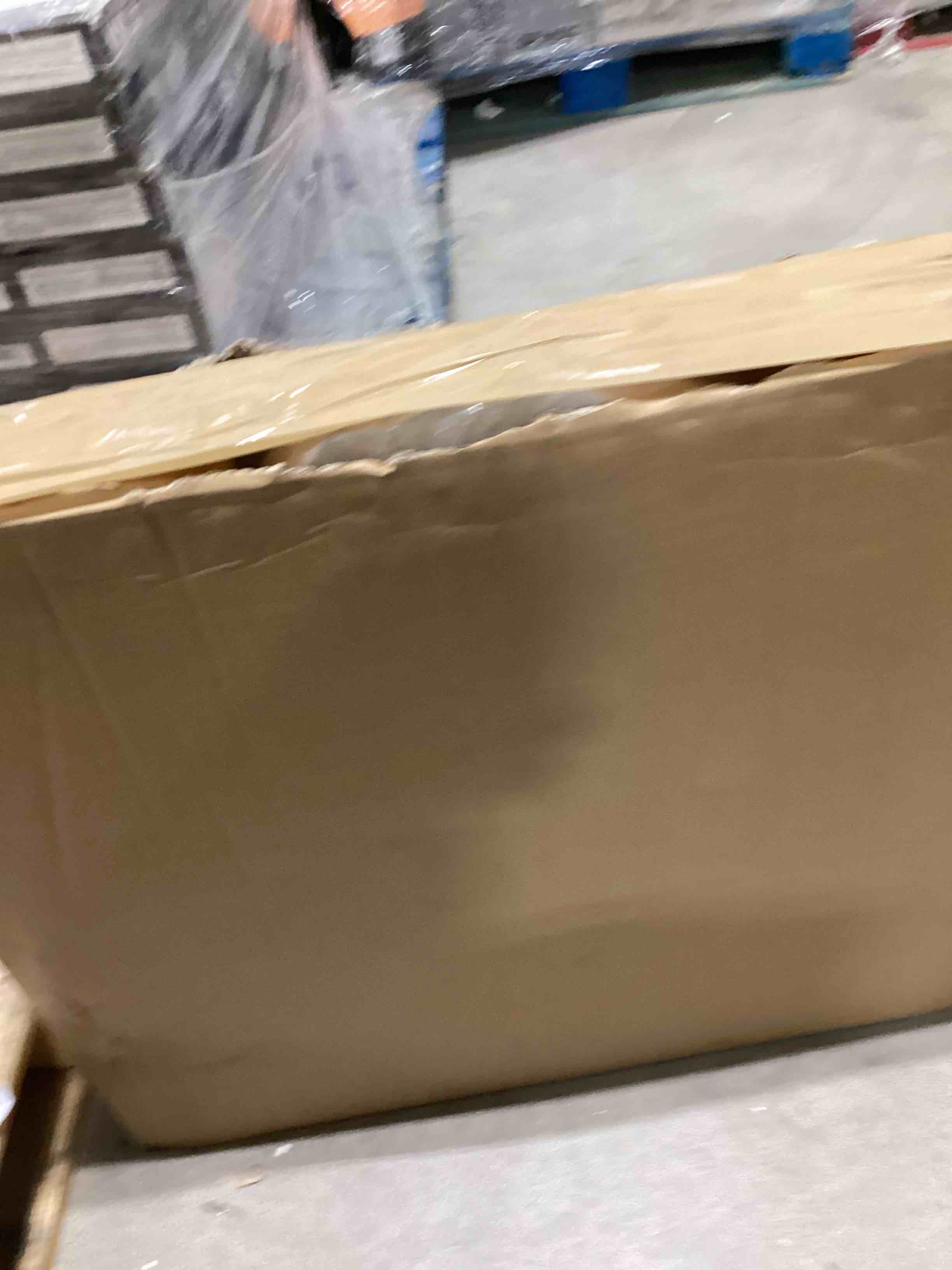 https://s3.amazonaws.com/lotting-images-prod/bidfta/PNK1833332_1753981864275.jpeg