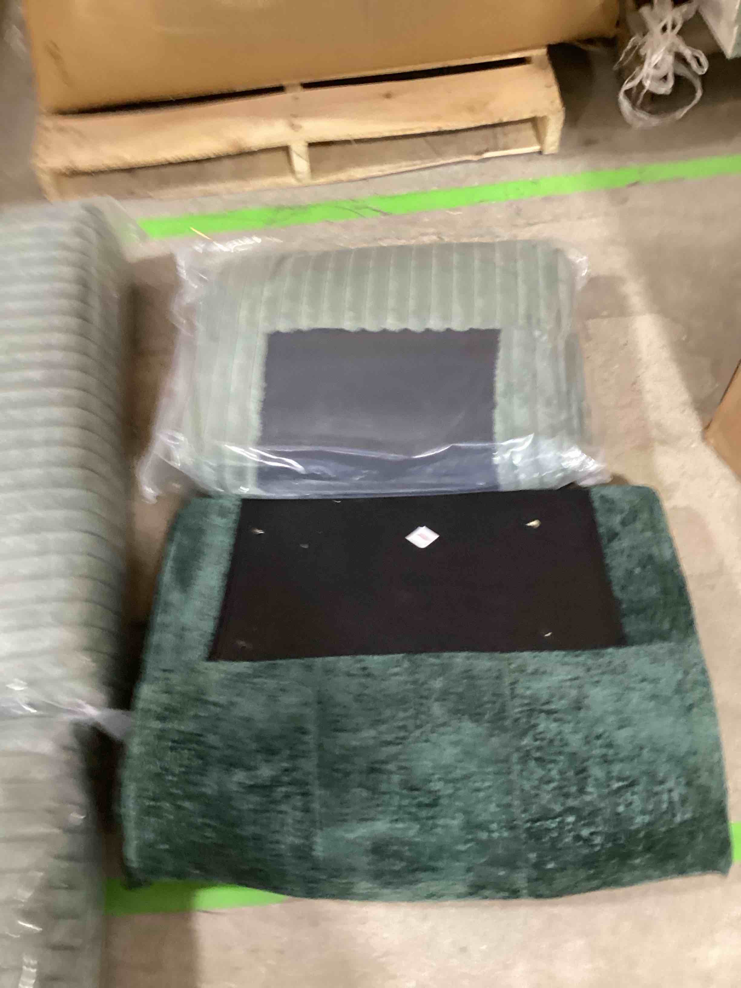 https://s3.amazonaws.com/lotting-images-prod/bidfta/PNK1833356_1753996855544.jpeg