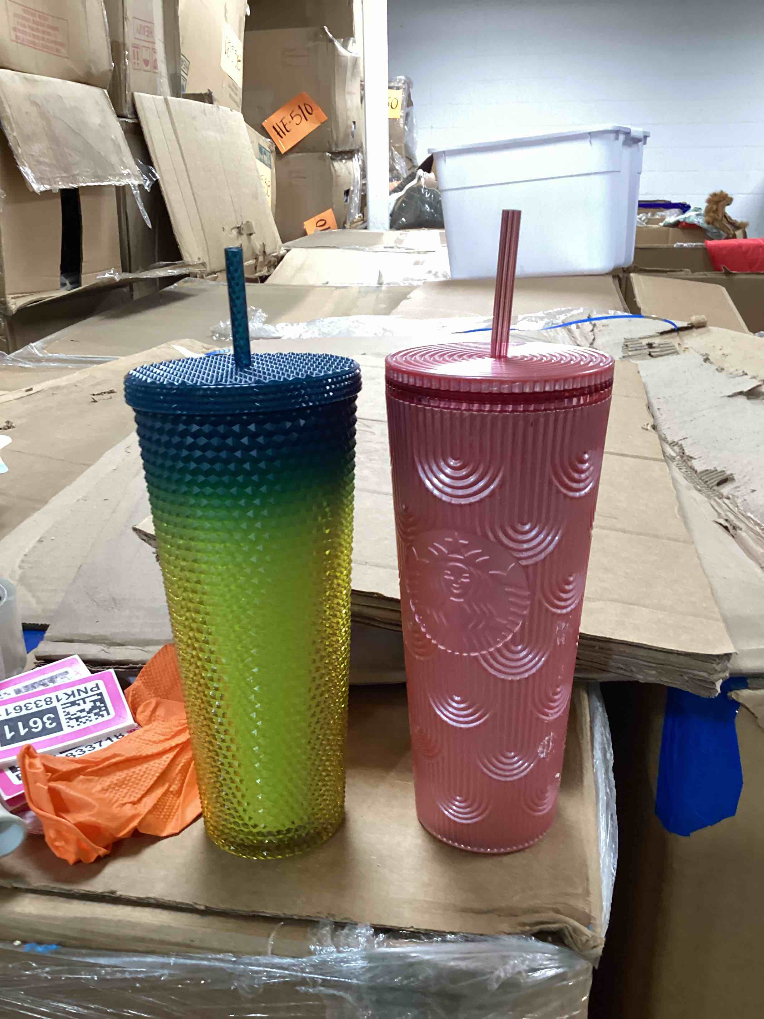 Assorted cups with lid and straws 