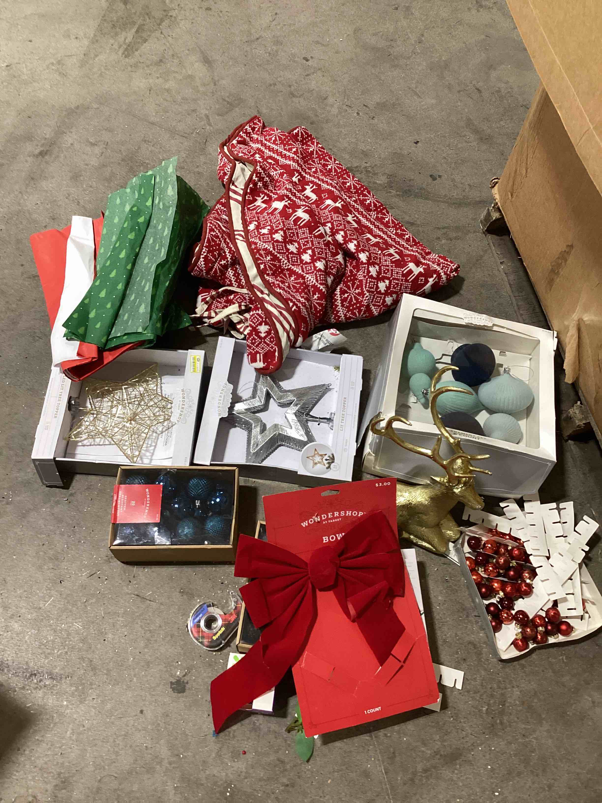 Assorted Christmas items 