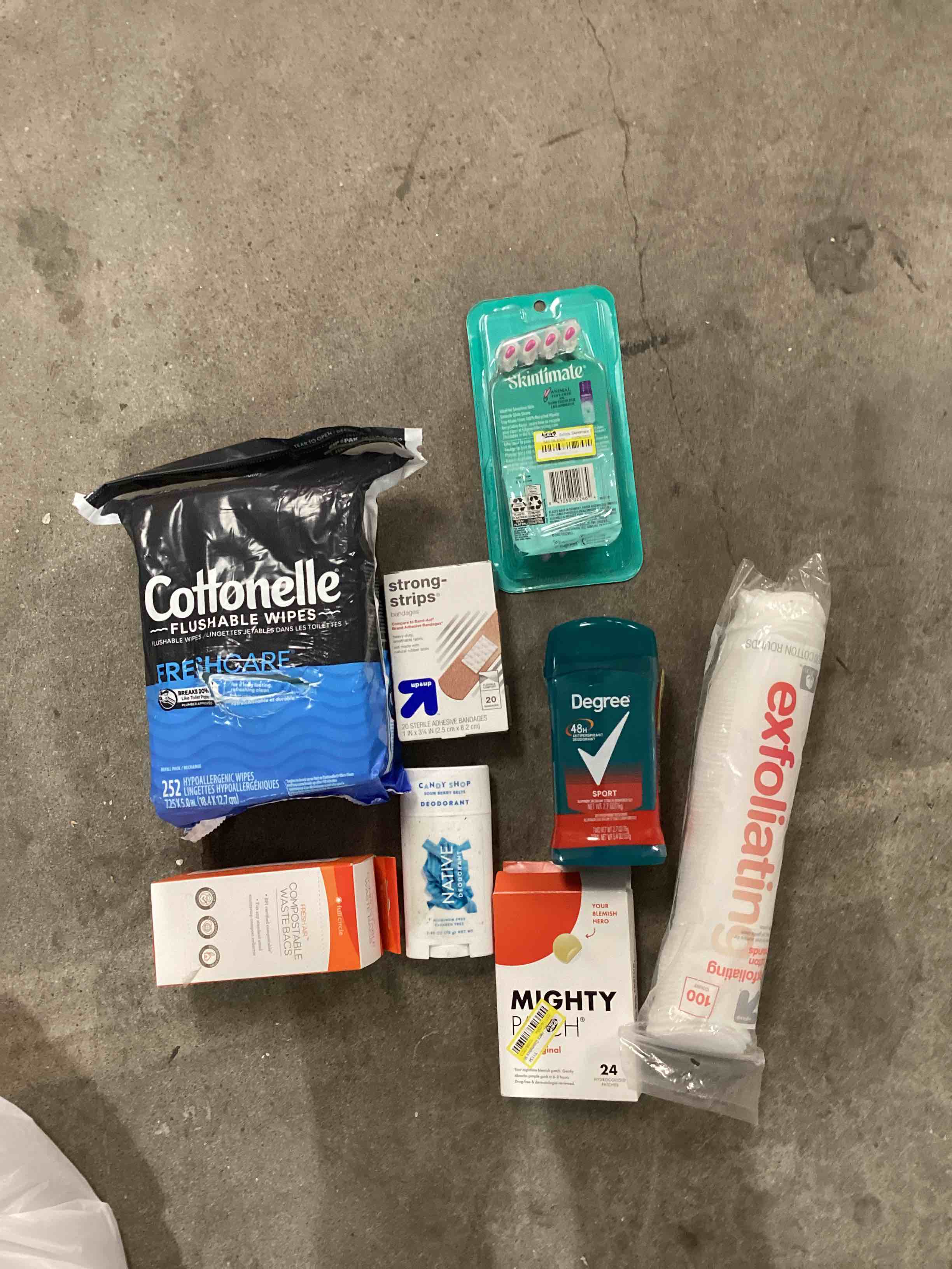 Assorted bathroom items 