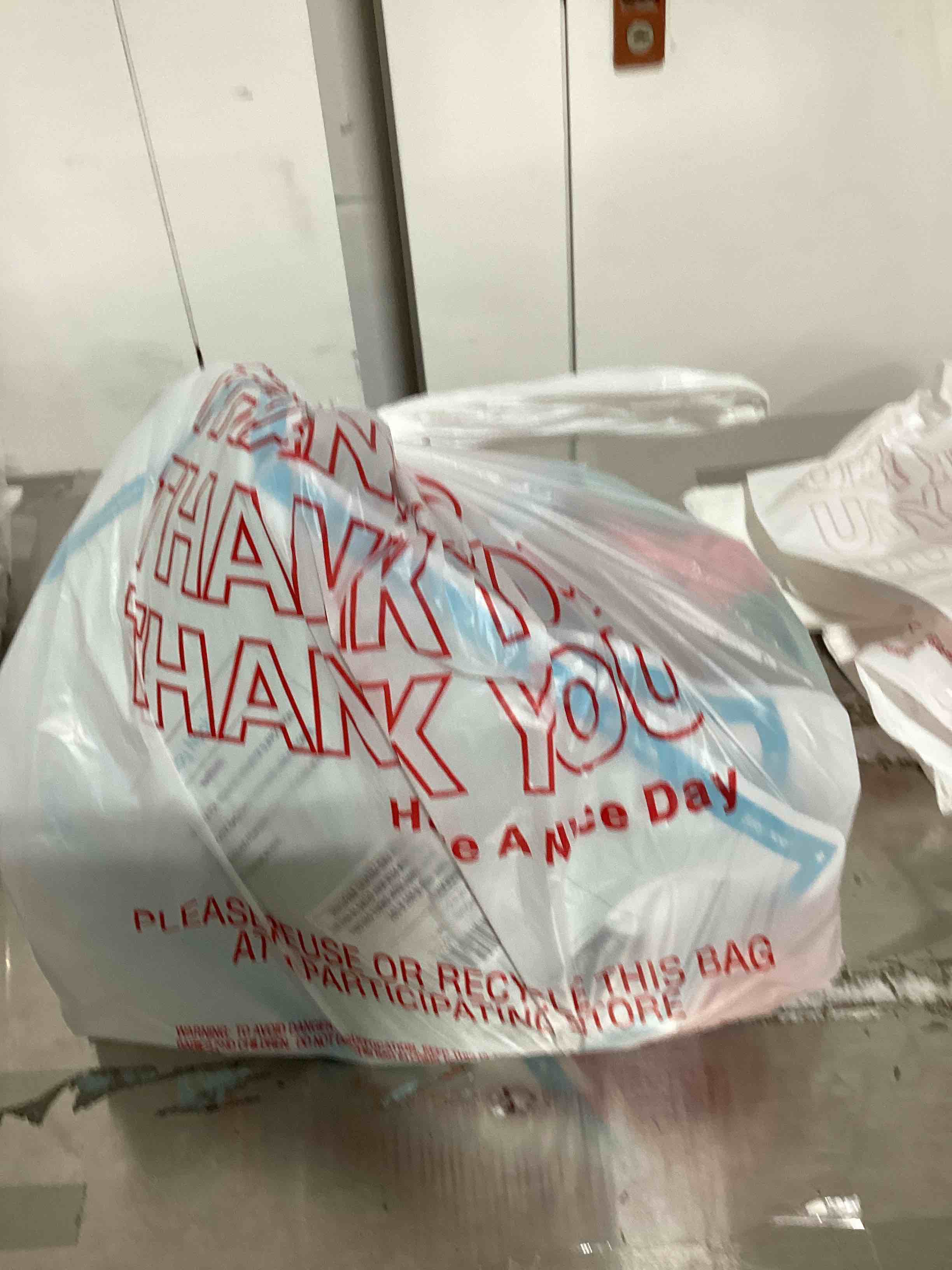 https://s3.amazonaws.com/lotting-images-prod/bidfta/PNK1837175_1756477966601.jpeg