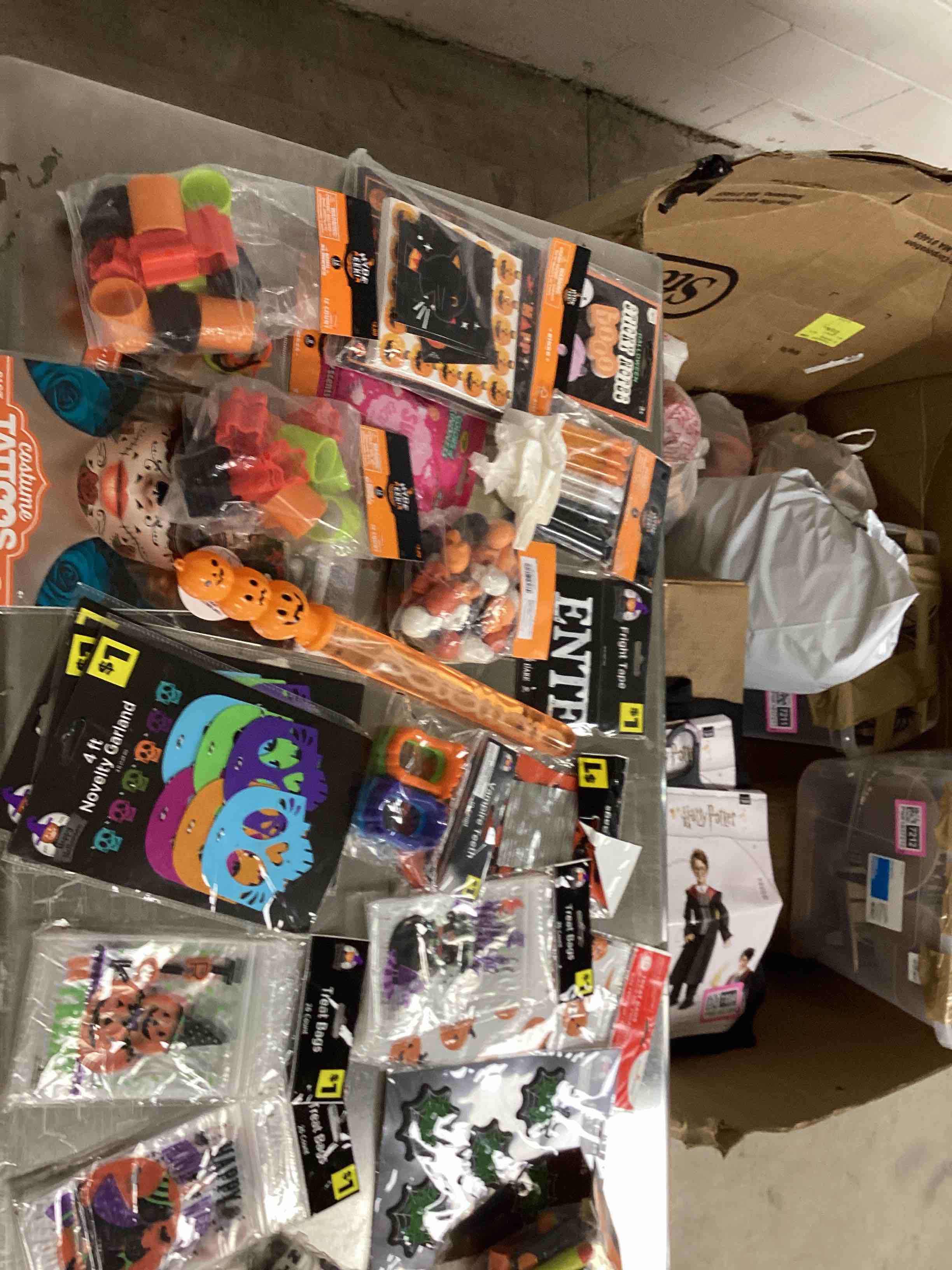 Assorted Halloween items 
