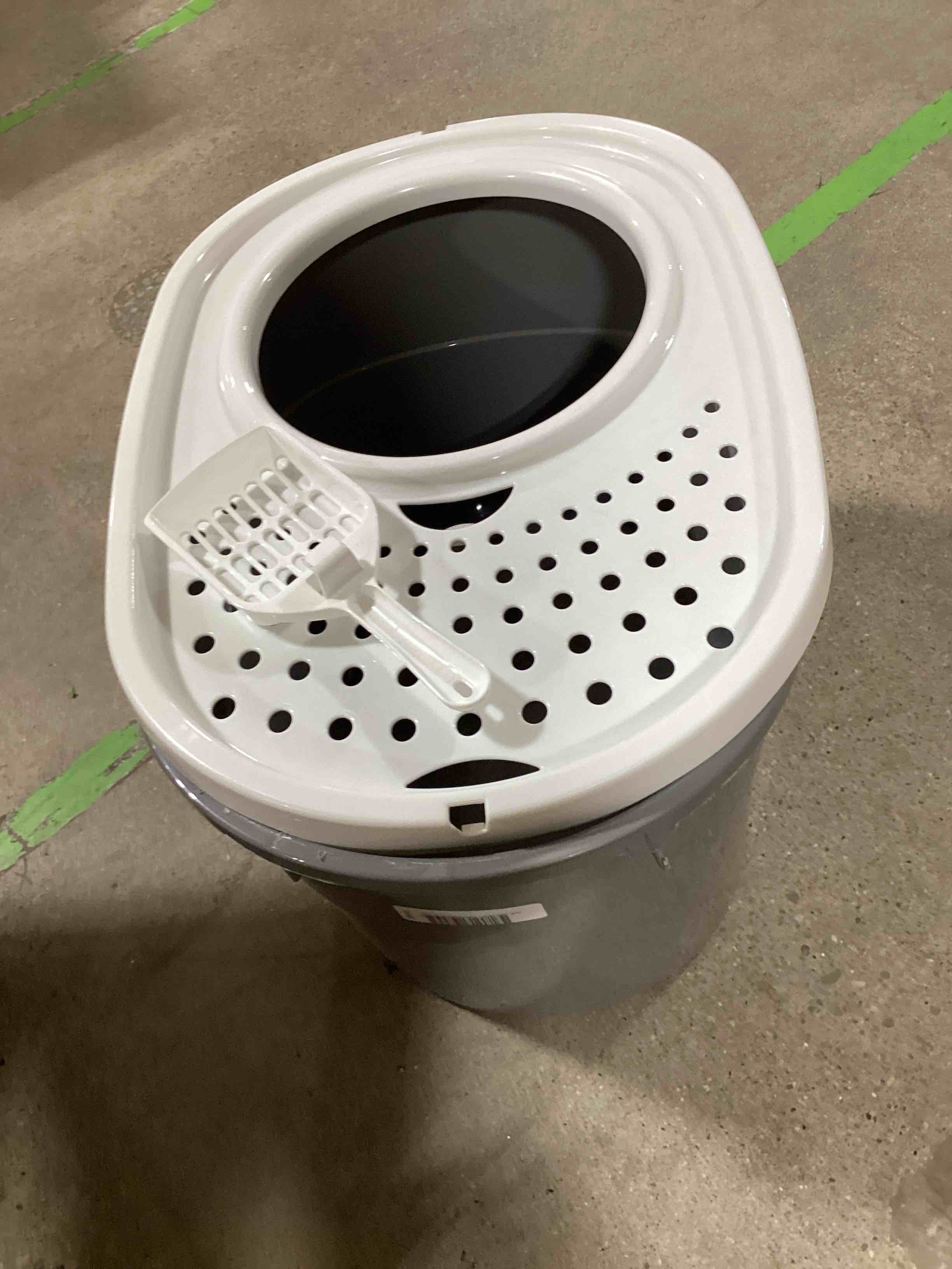 litter box with scooper 