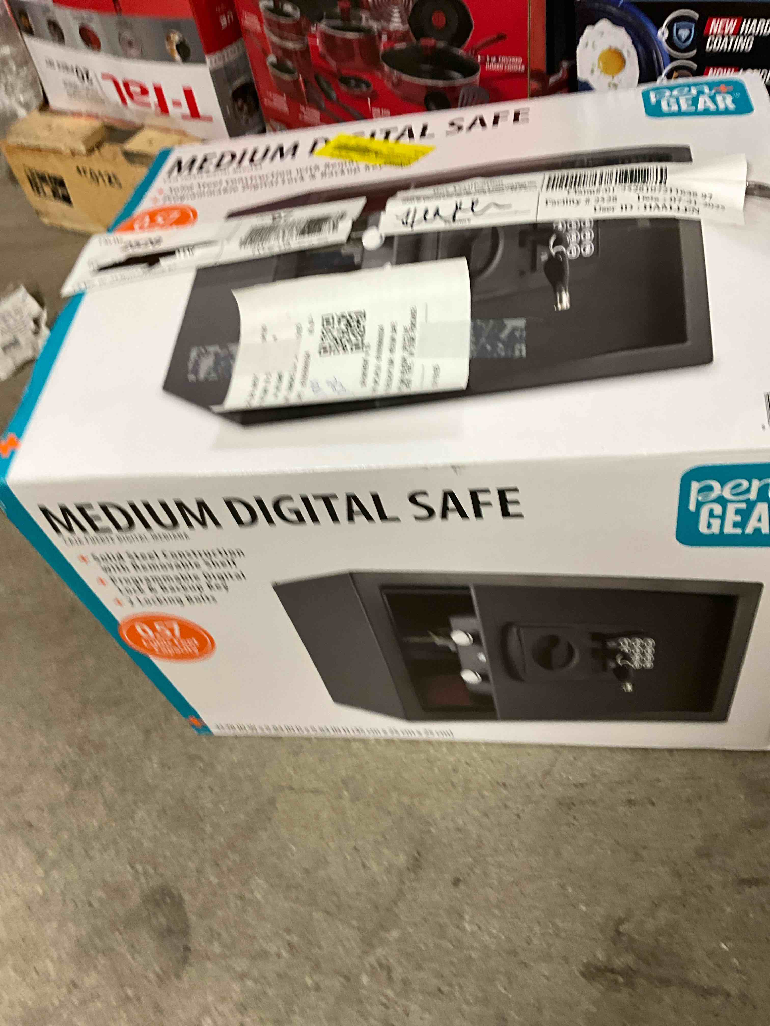 https://s3.amazonaws.com/lotting-images-prod/bidfta/PNK1839778_1759336787667.jpeg