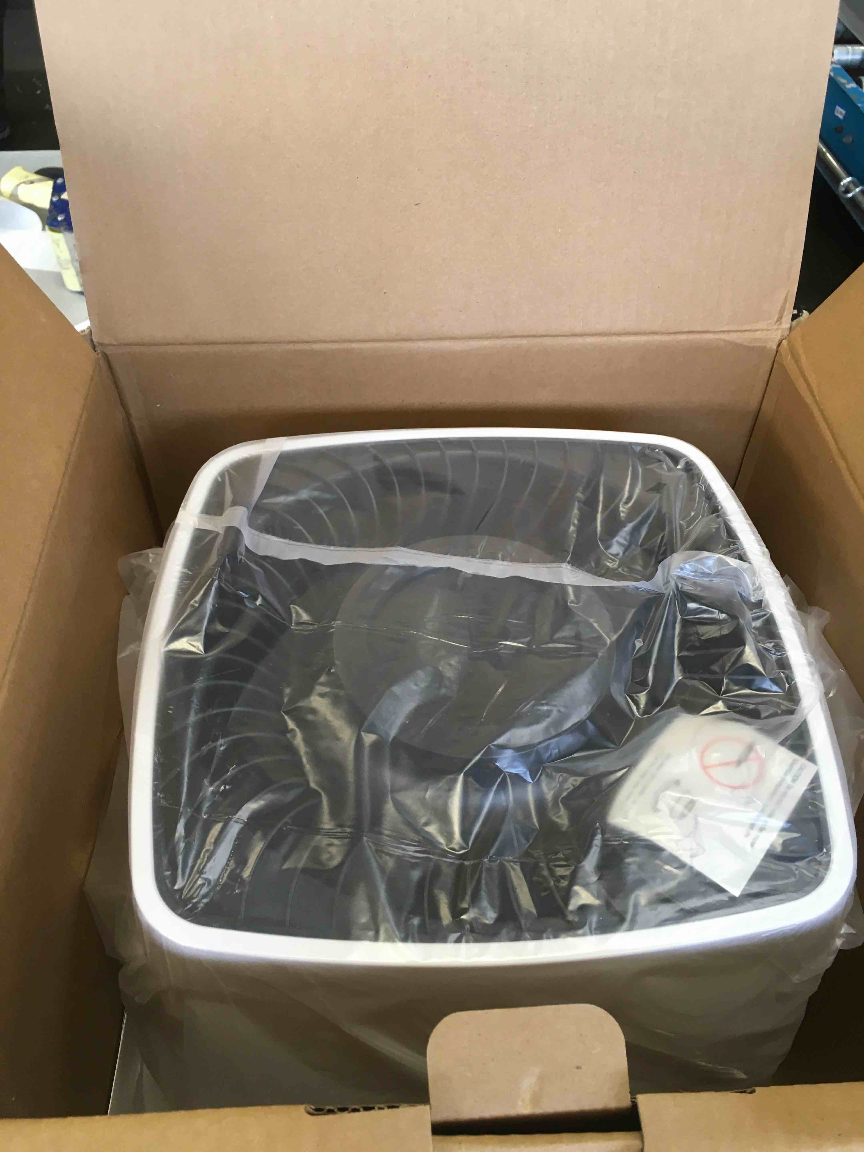 https://s3.amazonaws.com/lotting-images-prod/bidfta/PNK1841730_1739564569151.jpeg