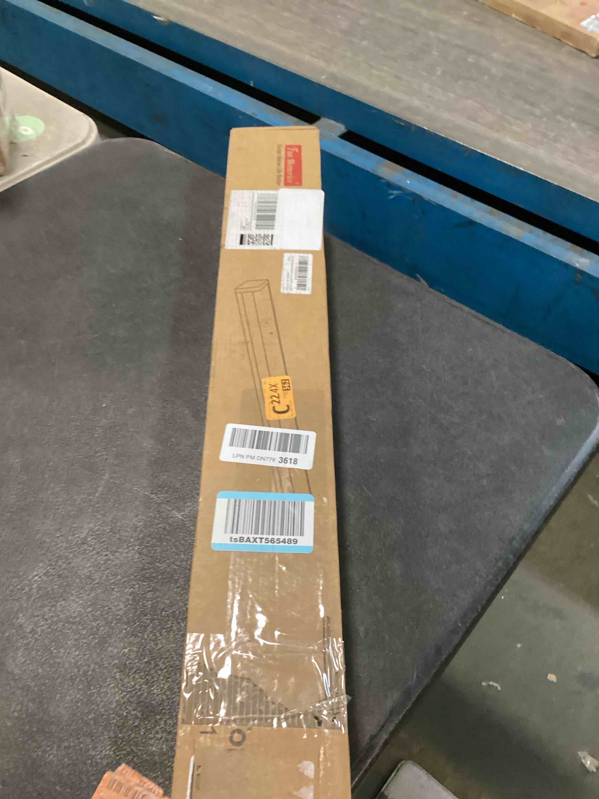 https://s3.amazonaws.com/lotting-images-prod/bidfta/PNK1851867_1740154512230.jpeg