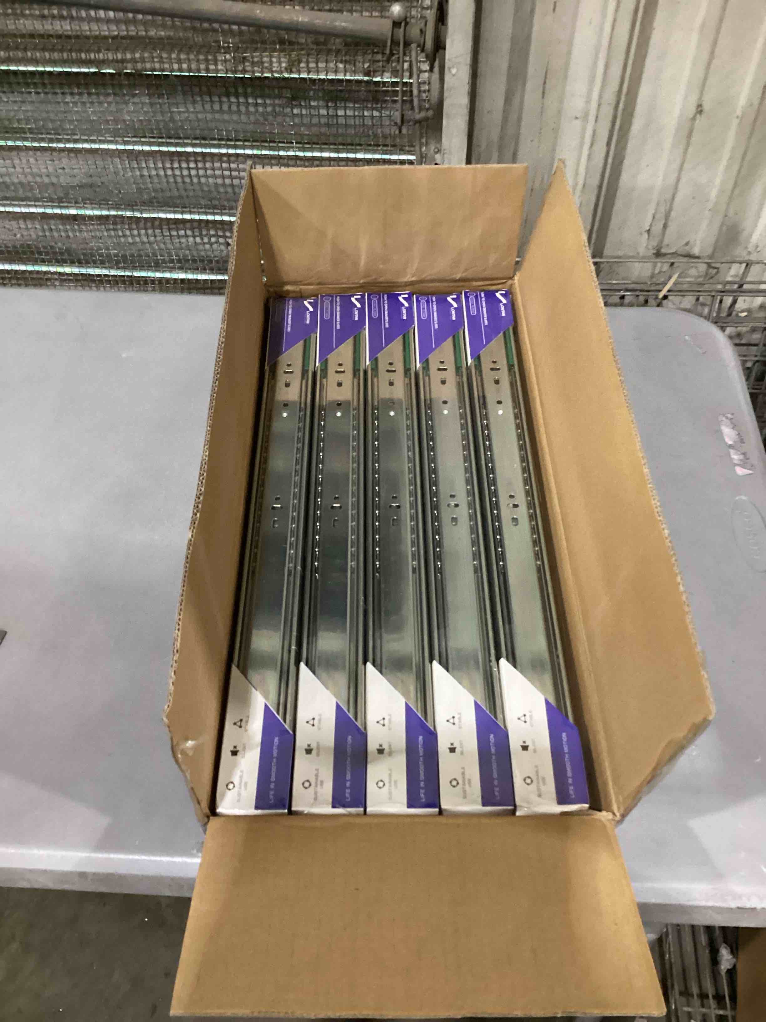 https://s3.amazonaws.com/lotting-images-prod/bidfta/PNK1866430_1750682334839.jpeg