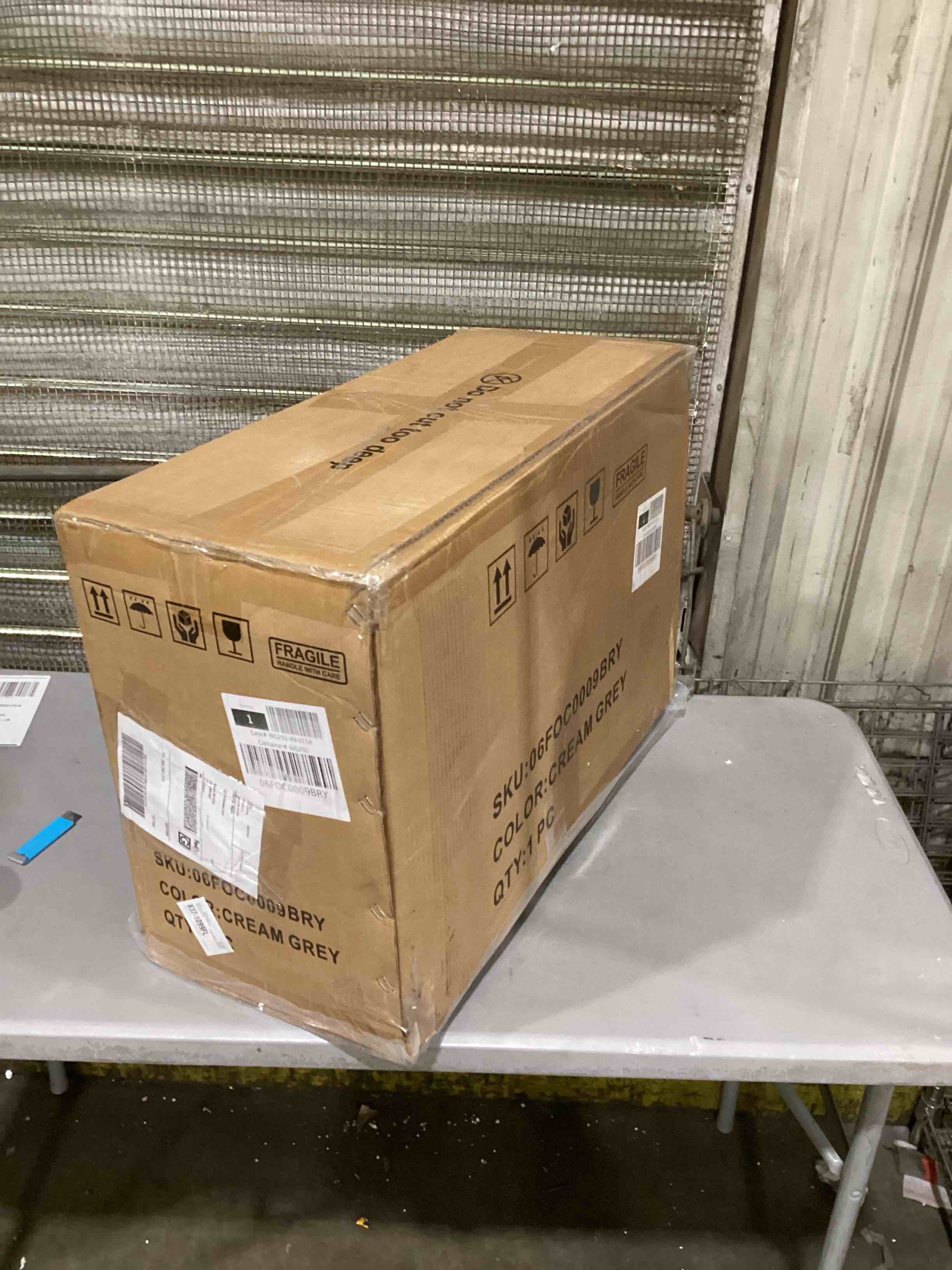 https://s3.amazonaws.com/lotting-images-prod/bidfta/PNK1866583_1751294635211.jpeg