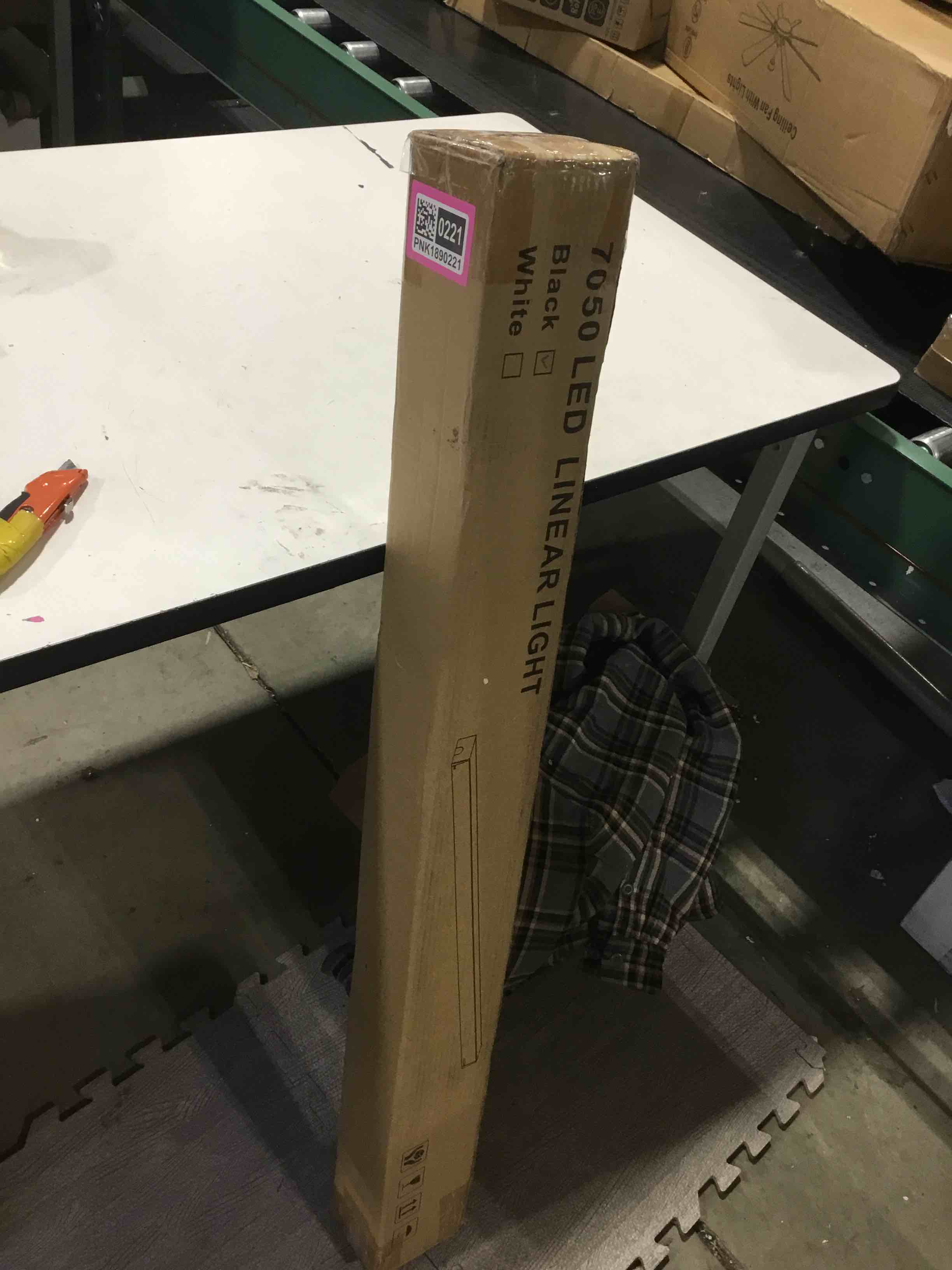 Condition photo showing Good Condition for DAKASON 4FT Linkable LED Linear Light, 40W Billiard Pool Table Lighting, Commercial Linear Lighting Fixture for Office, 4’ LED Tube Lights for Warehouse, 3CCT, Dimmable 1Pack Black 4FT-1Pack