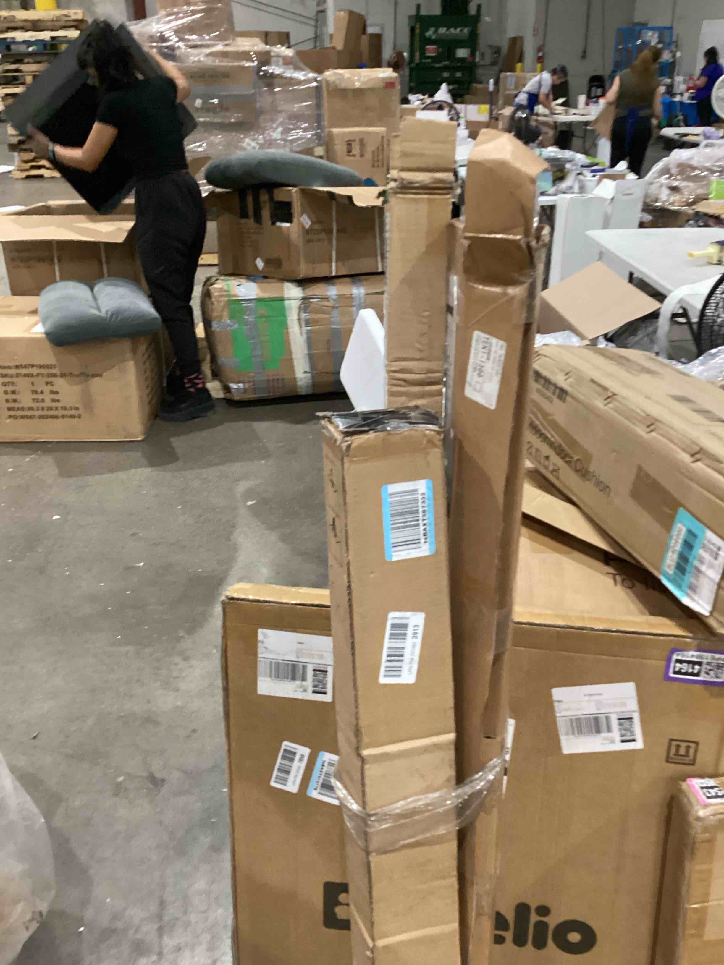 https://s3.amazonaws.com/lotting-images-prod/bidfta/PNK1915132_1756838223695.jpeg