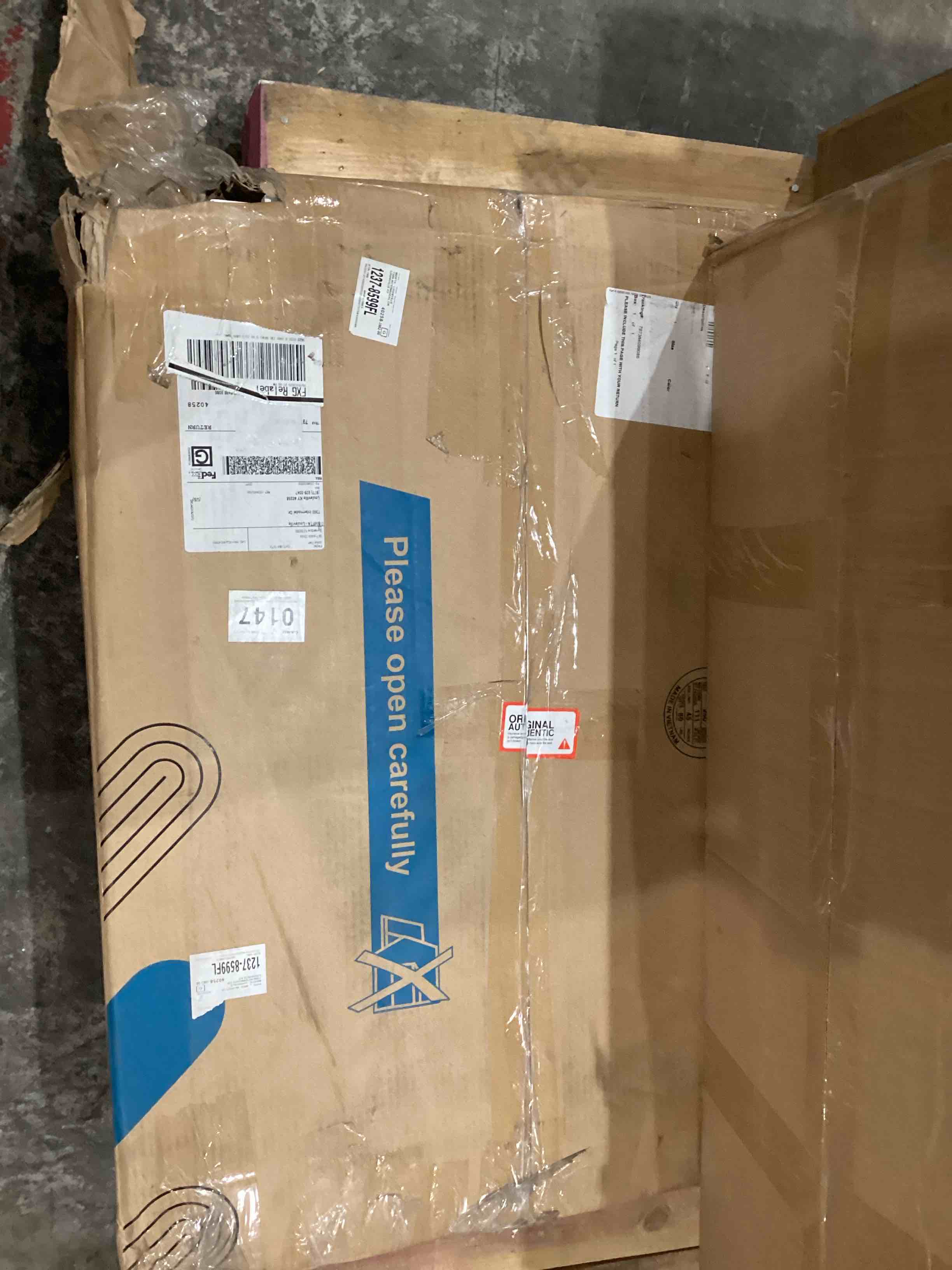 https://s3.amazonaws.com/lotting-images-prod/bidfta/PNK1915212_1756914909981.jpeg