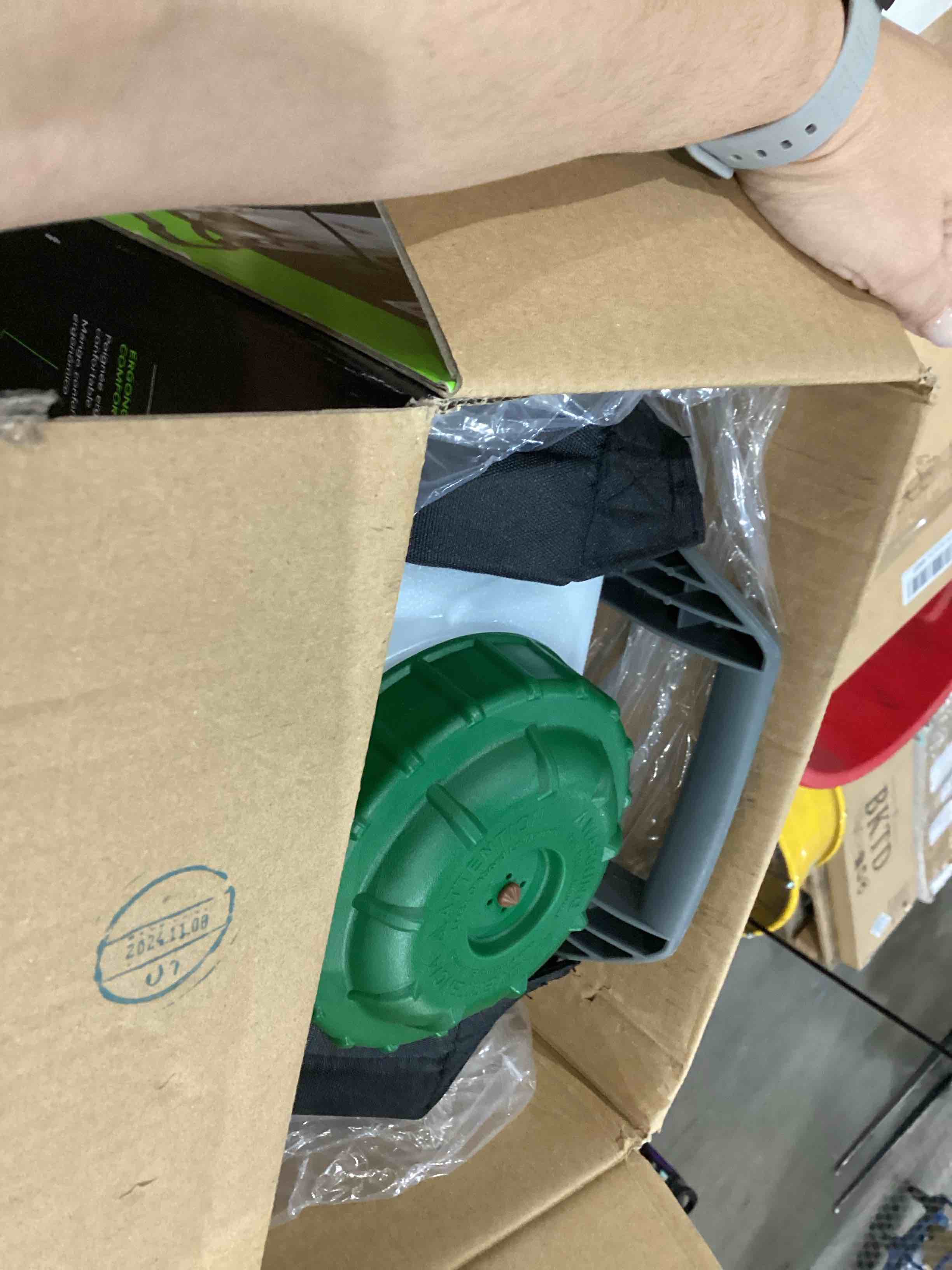 https://s3.amazonaws.com/lotting-images-prod/bidfta/PNK1916514_1758898174521.jpeg